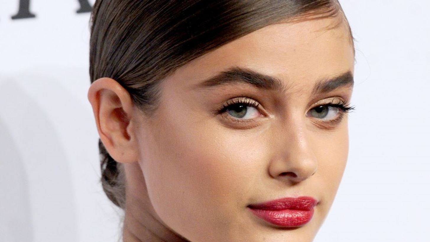 To supermodel Taylor Hill &#x3C3;&#x3C7;&#x3B5;&#x3B4;&#x3B9;&#x3AC;&#x3B6;&#x3B5;&#x3B9; &#x3C4;&#x3B6;&#x3B9;&#x3BD; &#x3B5;&#x3BC;&#x3C0;&#x3BD;&#x3B5;&#x3C5;&#x3C3;&#x3BC;&#x3AD;&#x3BD;&#x3B1; &#x3B1;&#x3C0;&#x3CC; &#x3C4;&#x3B1; &#x27;80s