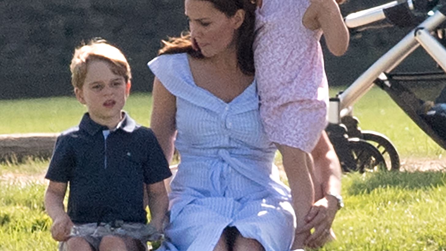 Kate Middleton: &#x39C;&#x3B5; casual look &#x3C3;&#x3B5; &#x3C4;&#x3B1;&#x3BE;&#x3AF;&#x3B4;&#x3B9; &#x3C4;&#x3B7;&#x3C2; &#x3B2;&#x3B1;&#x3C3;&#x3B9;&#x3BB;&#x3B9;&#x3BA;&#x3AE;&#x3C2; &#x3BF;&#x3B9;&#x3BA;&#x3BF;&#x3B3;&#x3AD;&#x3BD;&#x3B5;&#x3B9;&#x3B1;&#x3C2;