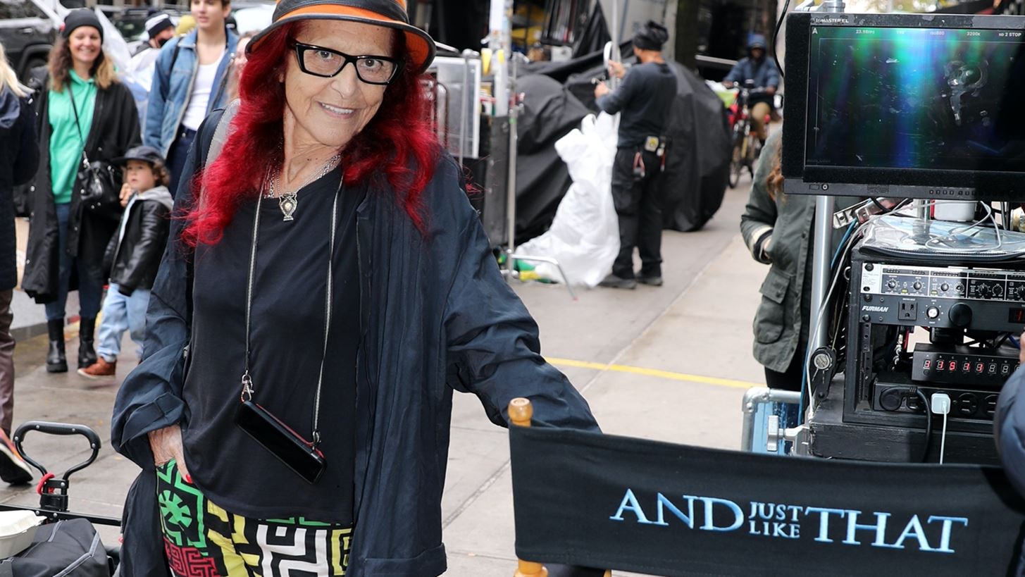 And Just Like That | &#x39F;... &#x3B4;&#x3C1;&#x3CC;&#x3BC;&#x3BF;&#x3C2; &#x3AD;&#x3B2;&#x3B3;&#x3B1;&#x3BB;&#x3B5; &#x3C4;&#x3B7;&#x3BD; Patricia Field &#x3C3;&#x3C4;&#x3B1; &#x3C0;&#x3B1;&#x3BB;&#x3B9;&#x3AC; &#x3C4;&#x3B7;&#x3C2; &#x3BB;&#x3B7;&#x3BC;&#x3AD;&#x3C1;&#x3B9;&#x3B1;