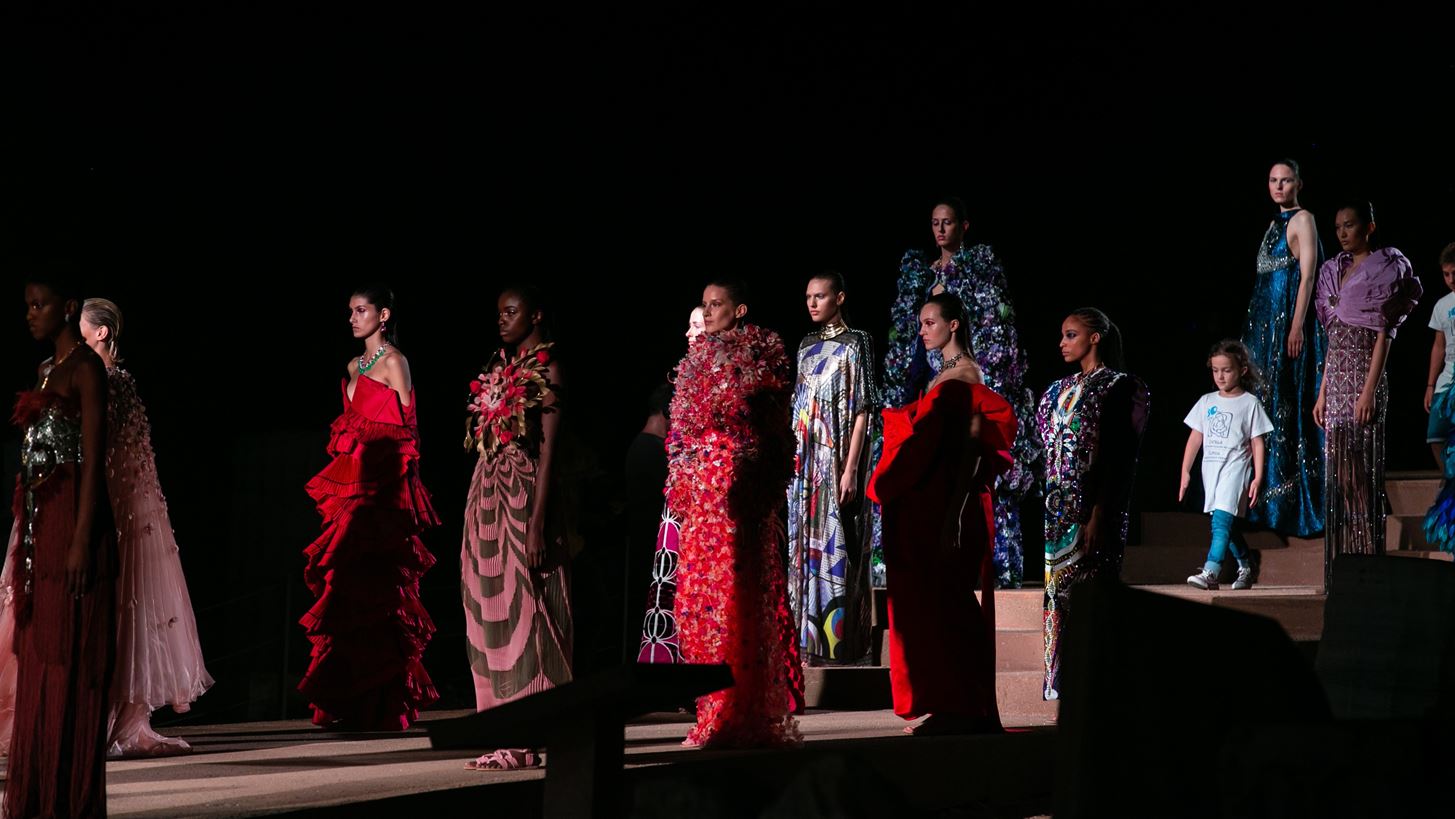 H Mary Katrantzou &#x3C0;&#x3B1;&#x3C1;&#x3BF;&#x3C5;&#x3C3;&#x3AF;&#x3B1;&#x3C3;&#x3B5; &#x3AD;&#x3BD;&#x3B1; &#x3C5;&#x3C0;&#x3B5;&#x3C1;&#x3B8;&#x3AD;&#x3B1;&#x3BC;&#x3B1; &#x3BC;&#x3CC;&#x3B4;&#x3B1;&#x3C2; &#x3C3;&#x3C4;&#x3BF; &#x39D;&#x3B1;&#x3CC; &#x3C4;&#x3BF;&#x3C5; &#x3A0;&#x3BF;&#x3C3;&#x3B5;&#x3B9;&#x3B4;&#x3CE;&#x3BD;&#x3B1;
