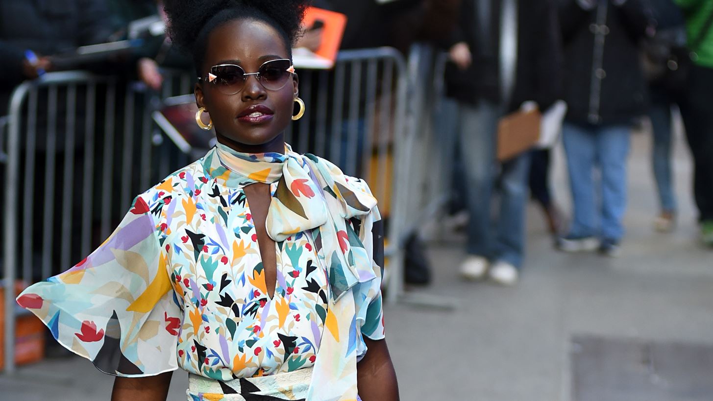 #bestdressed: &#x397; Lupita Nyong&#x27;o &#x3AD;&#x3BA;&#x3B1;&#x3BD;&#x3B5; &#x3AD;&#x3BD;&#x3B1; &#x3BC;&#x3BF;&#x3BD;&#x3B1;&#x3B4;&#x3B9;&#x3BA;&#x3CC; &#x3B1;&#x3BD;&#x3BF;&#x3B9;&#x3BE;&#x3B9;&#x3AC;&#x3C4;&#x3B9;&#x3BA;&#x3BF; look
