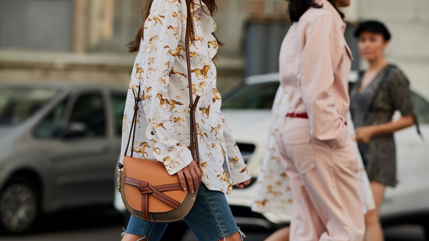 Αυτό είναι το πιο διαχρονικό χρώμα για τις τσάντες του καλοκαιριού