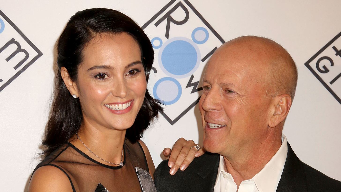 Bruce Willis | &#x397; &#x3C3;&#x3CD;&#x3B6;&#x3C5;&#x3B3;&#x3CC;&#x3C2; &#x3C4;&#x3BF;&#x3C5;, Emma Heming Willis, &#x3B5;&#x3BE;&#x3BF;&#x3BC;&#x3BF;&#x3BB;&#x3BF;&#x3B3;&#x3B5;&#x3AF;&#x3C4;&#x3B1;&#x3B9; &#x3CC;&#x3C4;&#x3B9; &quot;&#x3B1;&#x3B9;&#x3C3;&#x3B8;&#x3AC;&#x3BD;&#x3B5;&#x3C4;&#x3B1;&#x3B9; &#x3B5;&#x3BD;&#x3BF;&#x3C7;&#x3AD;&#x3C2;&quot;