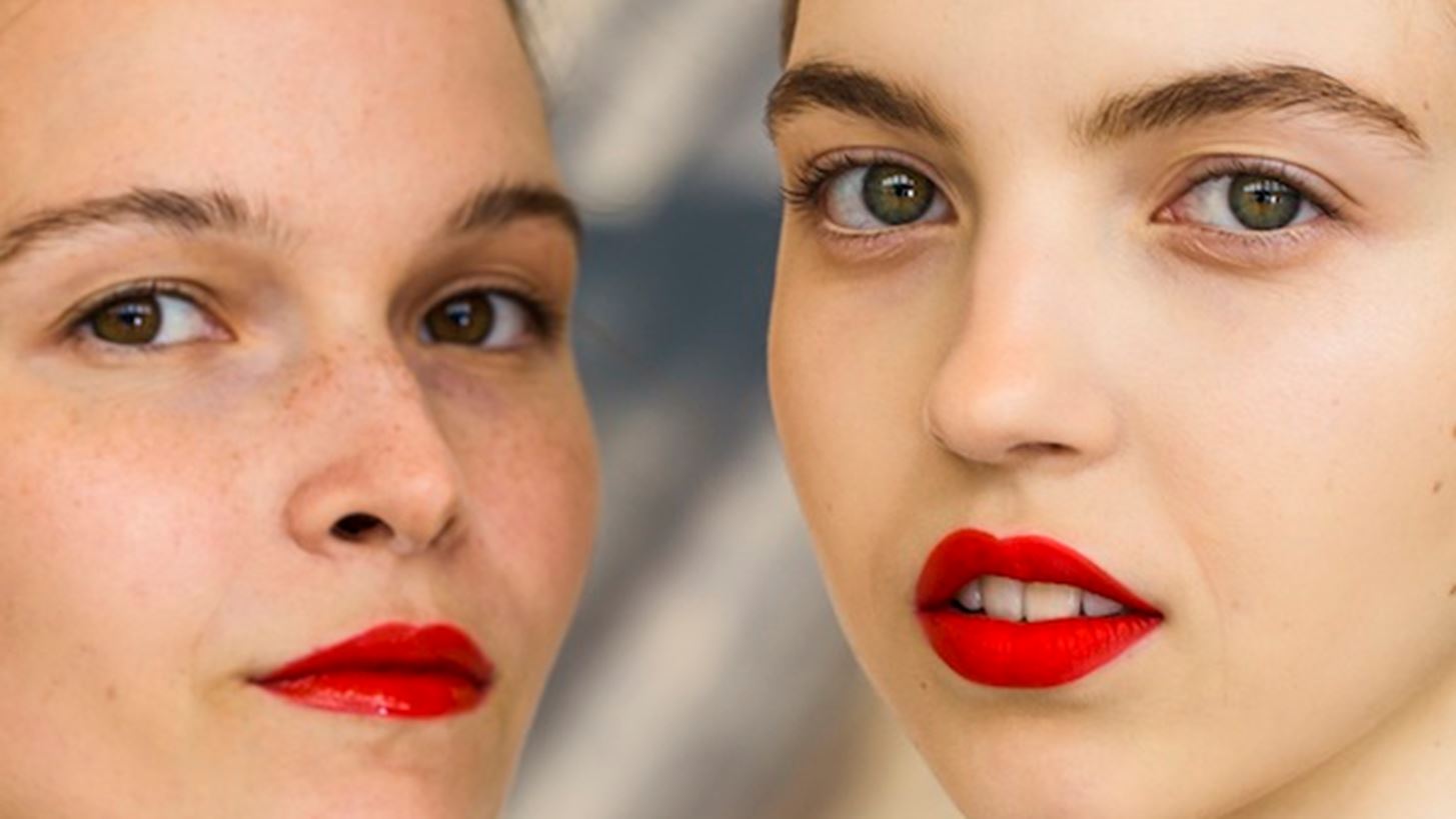 &quot;Boy brows&quot;: &#x391;&#x3C5;&#x3C4;&#x3CC; &#x3C4;&#x3BF; beauty trend &#x3AD;&#x3C1;&#x3C7;&#x3B5;&#x3C4;&#x3B1;&#x3B9; &#x3BA;&#x3B1;&#x3C4;&#x3B5;&#x3C5;&#x3B8;&#x3B5;&#x3AF;&#x3B1;&#x3BD; &#x3B1;&#x3C0;&#x3CC; &#x3C4;&#x3B7;&#x3BD; &#x39A;&#x3BF;&#x3C1;&#x3AD;&#x3B1;