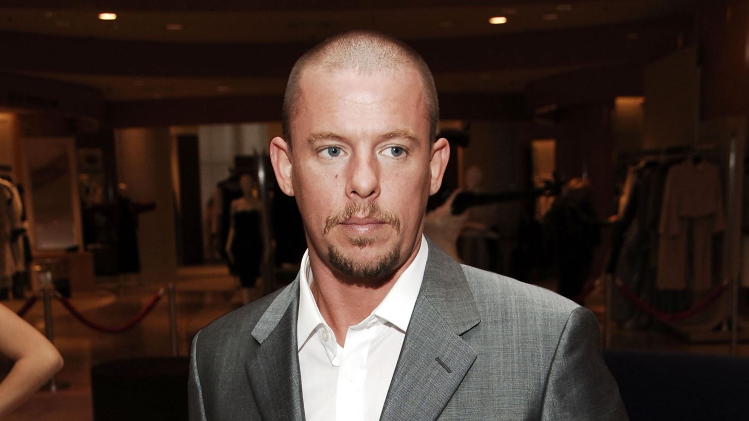 Alexander McQueen | &#x39A;&#x3B1;&#x3C4;&#x3B1;&#x3BD;&#x3BF;&#x3BF;&#x3CD;&#x3BC;&#x3B5; &#x3C4;&#x3B7; &#x3B4;&#x3B7;&#x3BC;&#x3B9;&#x3BF;&#x3C5;&#x3C1;&#x3B3;&#x3B9;&#x3BA;&#x3AE; &#x3C4;&#x3BF;&#x3C5; &#x3B9;&#x3B4;&#x3B9;&#x3BF;&#x3C6;&#x3C5;&#x390;&#x3B1; &#x3BC;&#x3AD;&#x3C3;&#x3B1; &#x3B1;&#x3C0;&#x3CC; 10 &#x3B4;&#x3B7;&#x3BB;&#x3CE;&#x3C3;&#x3B5;&#x3B9;&#x3C2; &#x3C4;&#x3BF;&#x3C5;