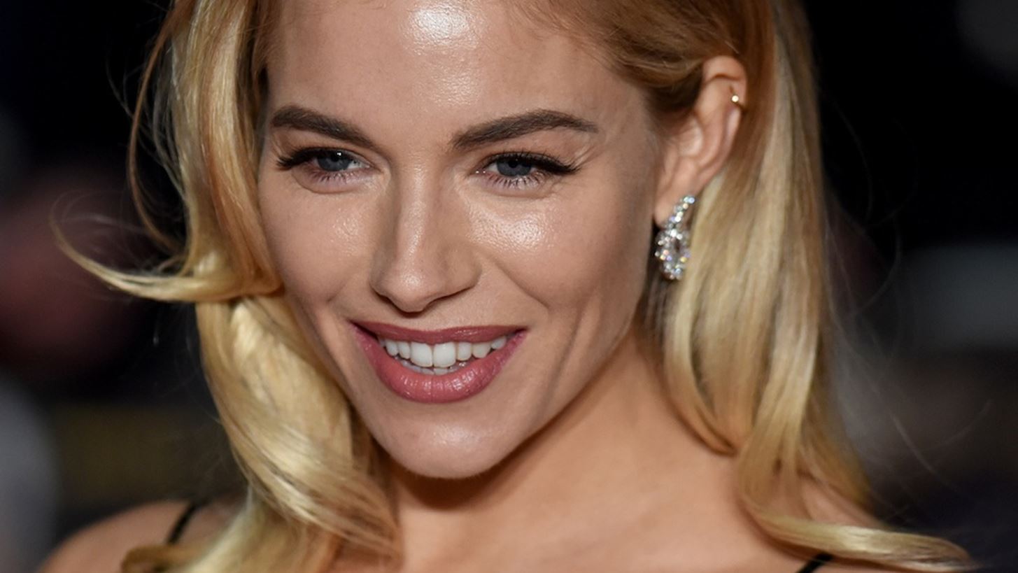 &#x397; Sienna Miller &#x3C6;&#x3BF;&#x3C1;&#x3AC; &#x3C4;&#x3BF; statement coat &#x3C4;&#x3BF;&#x3C5; &#x3C6;&#x3B5;&#x3C4;&#x3B9;&#x3BD;&#x3BF;&#x3CD; &#x3C7;&#x3B5;&#x3B9;&#x3BC;&#x3CE;&#x3BD;&#x3B1;