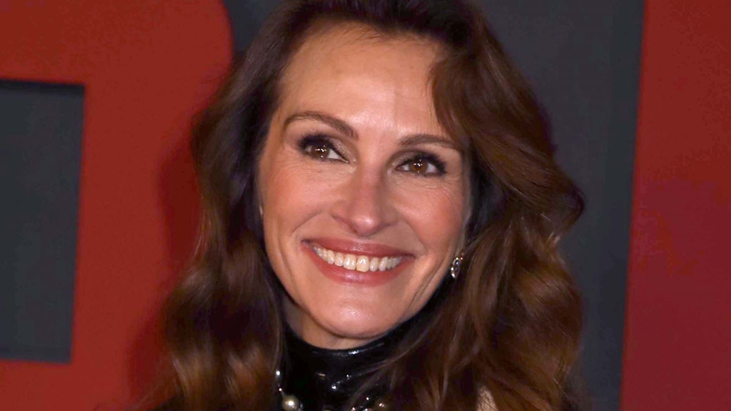 &#x397; Julia Roberts &#x3C6;&#x3BF;&#x3C1;&#x3BF;&#x3CD;&#x3C3;&#x3B5; &#x3C4;&#x3B1; &#x3B4;&#x3B9;&#x3BA;&#x3AC; &#x3C4;&#x3B7;&#x3C2; &#x3C1;&#x3BF;&#x3CD;&#x3C7;&#x3B1; &#x3C3;&#x3C4;&#x3BF; Notting Hill