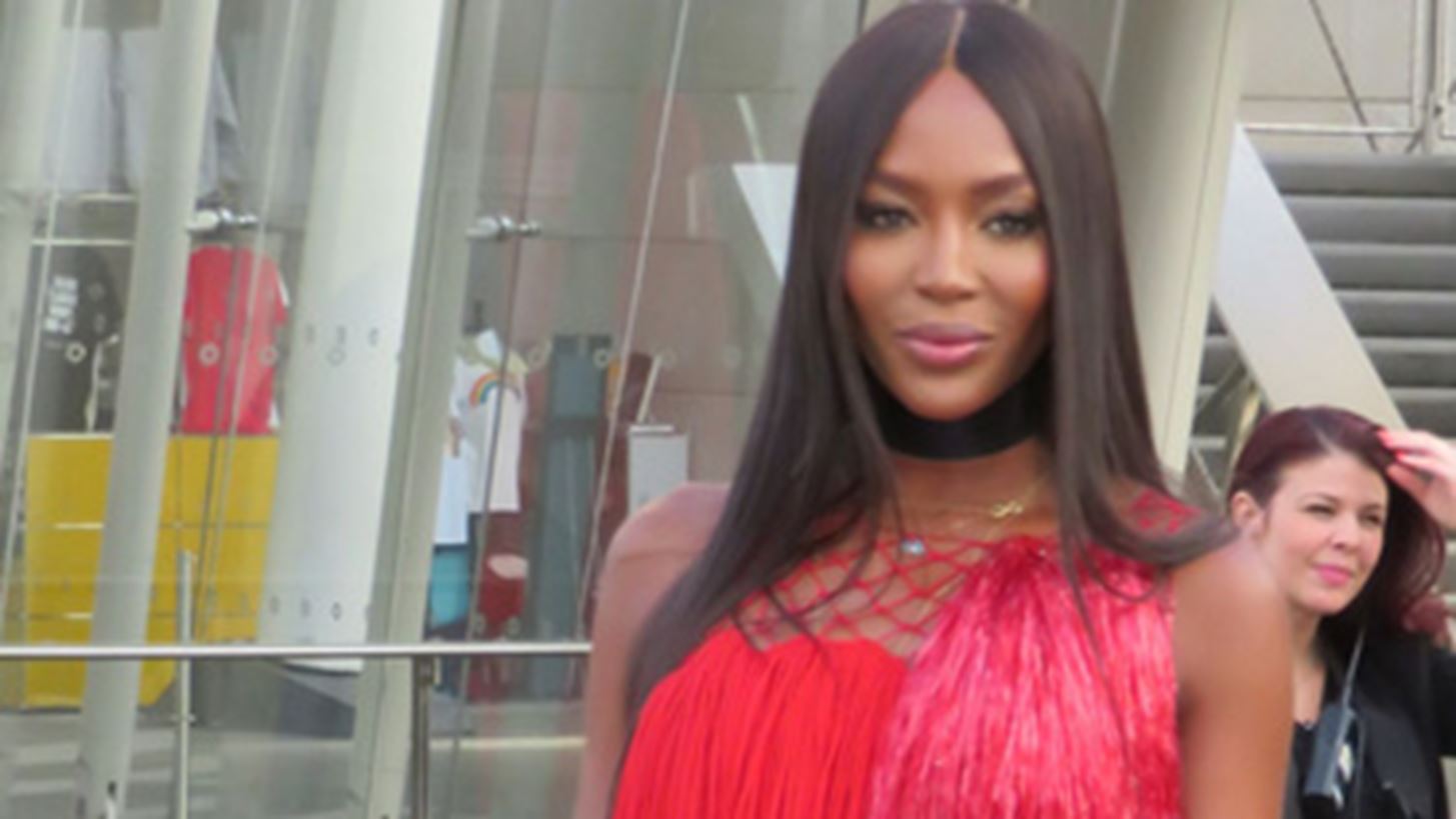 Naomi Campbell | &#x3A0;&#x3BF;&#x3B6;&#x3AC;&#x3C1;&#x3B5;&#x3B9; &#x3BC;&#x3B5; &#x3BC;&#x3B1;&#x3B3;&#x3B9;&#x3CC; &#x3C3;&#x3C4;&#x3B1; 51 &#x3C4;&#x3B7;&#x3C2; &#x3B3;&#x3B9;&#x3B1; &#x3BA;&#x3B1;&#x3BC;&#x3C0;&#x3AC;&#x3BD;&#x3B9;&#x3B1; &#x3C4;&#x3BF;&#x3C5; &#x3BF;&#x3AF;&#x3BA;&#x3BF;&#x3C5; Burberry