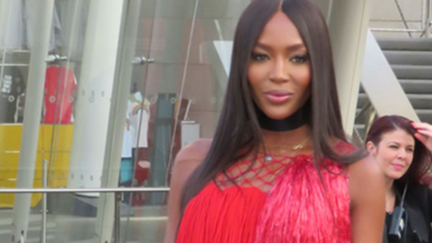 &#x397; Naomi Campbell &#x3B4;&#x3B7;&#x3BB;&#x3CE;&#x3BD;&#x3B5;&#x3B9; &#x3B5;&#x3C1;&#x3C9;&#x3C4;&#x3B5;&#x3C5;&#x3BC;&#x3AD;&#x3BD;&#x3B7; &#x3BC;&#x3B5; &#x3C4;&#x3B7;&#x3BD; &#x3BA;&#x3CC;&#x3C1;&#x3B7; &#x3C4;&#x3B7;&#x3C2; - &#x397; &#x3C0;&#x3C1;&#x3CE;&#x3C4;&#x3B7; &#x3B4;&#x3B7;&#x3BC;&#x3CC;&#x3C3;&#x3B9;&#x3B1; &#x3B1;&#x3BD;&#x3B1;&#x3C6;&#x3BF;&#x3C1;&#x3AC; &#x3C3;&#x3C4;&#x3BF; &#x3BC;&#x3C9;&#x3C1;&#x3CC; &#x3C4;&#x3B7;&#x3C2;