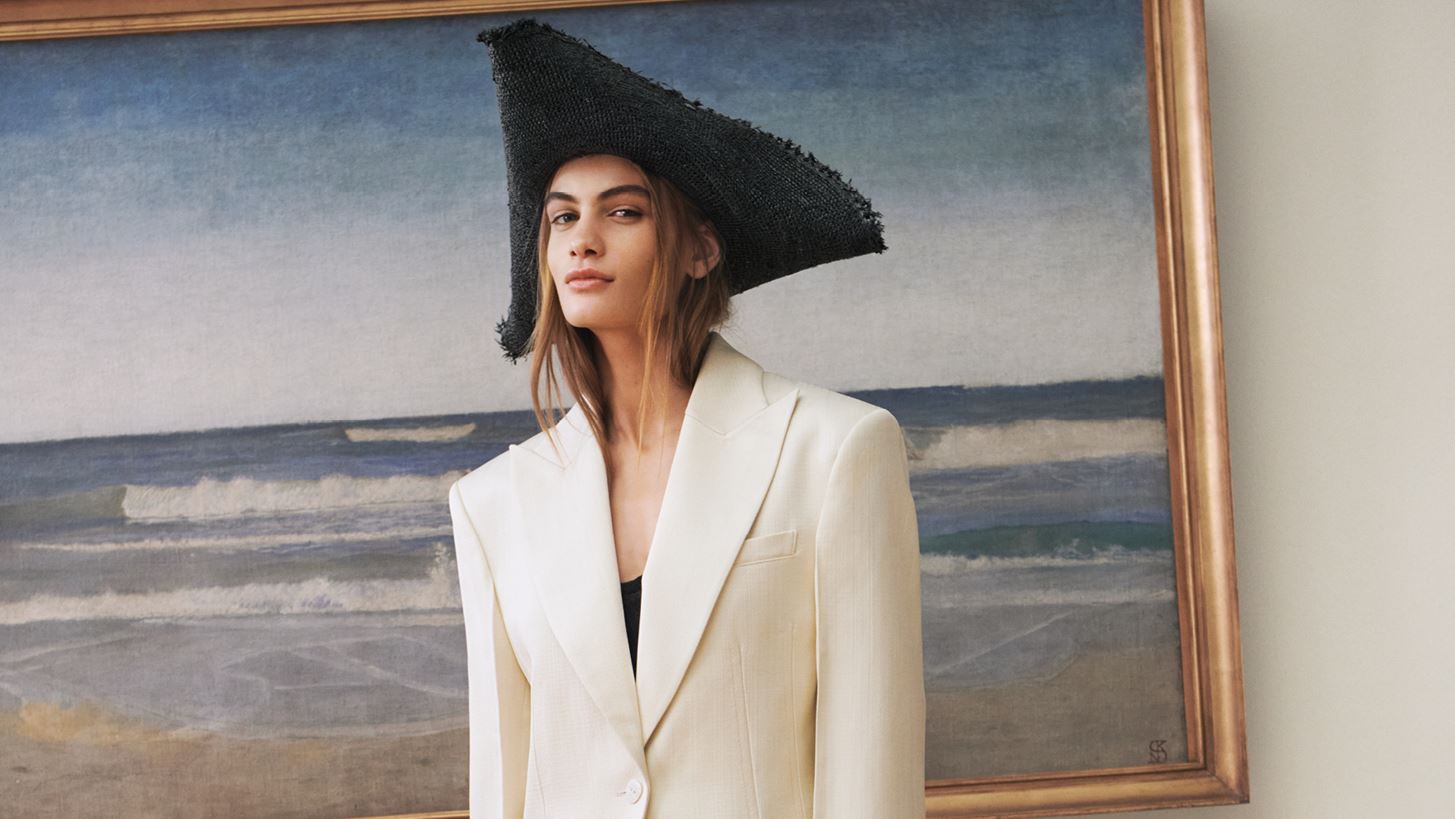 H&amp;M STUDIO SS21| &#x39C;&#x3B9;&#x3B1; &#x3C0;&#x3B5;&#x3C1;&#x3B9;&#x3C0;&#x3B5;&#x3C4;&#x3B5;&#x3B9;&#x3CE;&#x3B4;&#x3B7;&#x3C2;, &#x3C6;&#x3C9;&#x3C4;&#x3B5;&#x3B9;&#x3BD;&#x3AE; &#x3C3;&#x3C5;&#x3BB;&#x3BB;&#x3BF;&#x3B3;&#x3AE; &#x3C0;&#x3BF;&#x3C5; &#x3B1;&#x3C0;&#x3BF;&#x3C4;&#x3B5;&#x3BB;&#x3B5;&#x3AF;&#x3C4;&#x3B1;&#x3B9; &#x3B1;&#x3C0;&#x3CC; &#x3C0;&#x3C1;&#x3B1;&#x3B3;&#x3BC;&#x3B1;&#x3C4;&#x3B9;&#x3BA;&#x3BF;&#x3CD;&#x3C2; &#x3B8;&#x3B7;&#x3C3;&#x3B1;&#x3C5;&#x3C1;&#x3BF;&#x3CD;&#x3C2;