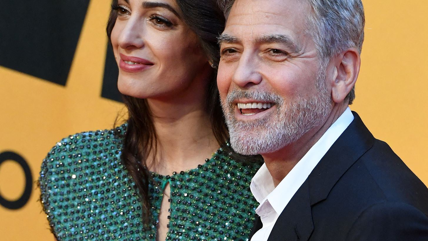 George &amp; Amal Clooney: &#x394;&#x3C9;&#x3C1;&#x3AF;&#x3B6;&#x3BF;&#x3C5;&#x3BD; &#x3C0;&#x3AC;&#x3BD;&#x3C9; &#x3B1;&#x3C0;&#x3CC; 1 &#x3B5;&#x3BA;&#x3B1;&#x3C4;. &#x3B4;&#x3BF;&#x3BB;&#x3AC;&#x3C1;&#x3B9;&#x3B1; &#x3B3;&#x3B9;&#x3B1; &#x3C4;&#x3B7;&#x3BD; &#x3BA;&#x3B1;&#x3C4;&#x3B1;&#x3C0;&#x3BF;&#x3BB;&#x3AD;&#x3BC;&#x3B7;&#x3C3;&#x3B7; &#x3C4;&#x3BF;&#x3C5; &#x3BA;&#x3BF;&#x3C1;&#x3C9;&#x3BD;&#x3BF;&#x3CA;&#x3BF;&#x3CD;