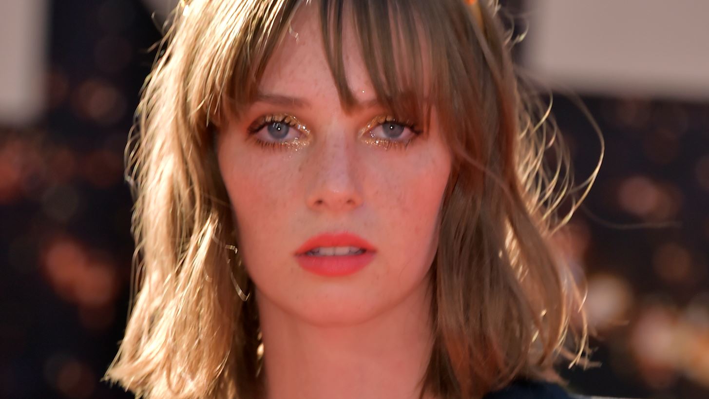 &#x397; Maya Hawke &#x3C6;&#x3CC;&#x3C1;&#x3B5;&#x3C3;&#x3B5; &#x3AD;&#x3BD;&#x3B1; &#x3B9;&#x3B4;&#x3B9;&#x3B1;&#x3AF;&#x3C4;&#x3B5;&#x3C1;&#x3BF; &#x3B1;&#x3BE;&#x3B5;&#x3C3;&#x3BF;&#x3C5;&#x3AC;&#x3C1; &#x3BC;&#x3B1;&#x3BB;&#x3BB;&#x3B9;&#x3CE;&#x3BD; &#x3C3;&#x3C4;&#x3BF; &#x3BA;&#x3CC;&#x3BA;&#x3BA;&#x3B9;&#x3BD;&#x3BF; &#x3C7;&#x3B1;&#x3BB;&#x3AF;