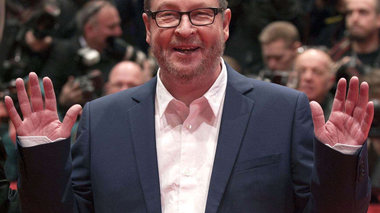 Lars von Trier | &#x39F; &#x3B4;&#x3B9;&#x3AC;&#x3C3;&#x3B7;&#x3BC;&#x3BF;&#x3C2; &#x3C3;&#x3BA;&#x3B7;&#x3BD;&#x3BF;&#x3B8;&#x3AD;&#x3C4;&#x3B7;&#x3C2; &#x3C0;&#x3AC;&#x3C3;&#x3C7;&#x3B5;&#x3B9; &#x3B1;&#x3C0;&#x3CC; &#x3A0;&#x3AC;&#x3C1;&#x3BA;&#x3B9;&#x3BD;&#x3C3;&#x3BF;&#x3BD;