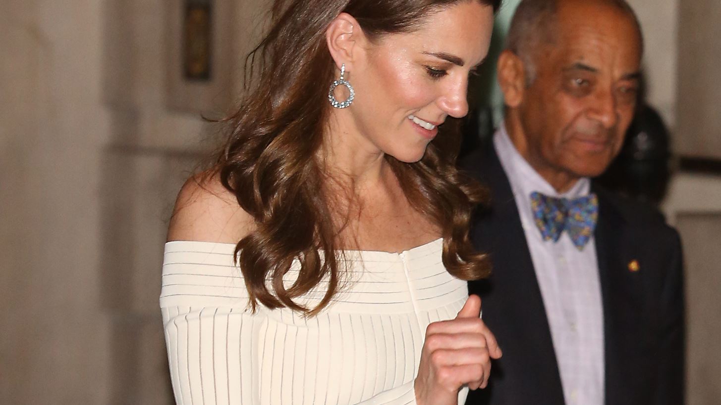 Η Kate Middleton φόρεσε το τέλειο off-the-shoulder φόρεμα του καλοκαιριού