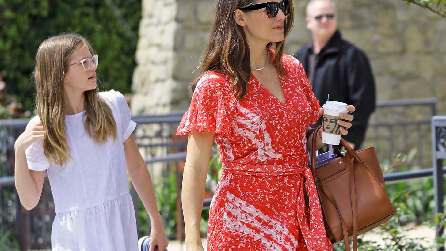 Jennifer Garner | &quot;&#x39C;&#x3BF;&#x3B9;&#x3AC;&#x3B6;&#x3C9; &#x3C3;&#x3B1;&#x3BD; &#x3BC;&#x3B9;&#x3B1; &#x3B3;&#x3C5;&#x3BD;&#x3B1;&#x3AF;&#x3BA;&#x3B1; &#x3C0;&#x3BF;&#x3C5; &#x3AD;&#x3BA;&#x3B1;&#x3BD;&#x3B5; 3 &#x3C0;&#x3B1;&#x3B9;&#x3B4;&#x3B9;&#x3AC;&quot;