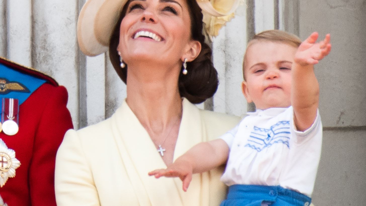 &#x3A4;&#x3BF; &#x3BD;&#x3C4;&#x3CD;&#x3C3;&#x3B9;&#x3BC;&#x3BF; &#x3C4;&#x3BF;&#x3C5; &#x3C0;&#x3C1;&#x3AF;&#x3B3;&#x3BA;&#x3B9;&#x3C0;&#x3B1; Louis &#x3C3;&#x3C4;&#x3BF; Trooping the Colour &#x3AD;&#x3BA;&#x3C1;&#x3C5;&#x3B2;&#x3B5; &#x3BC;&#x3AF;&#x3B1; &#x3B9;&#x3B4;&#x3B9;&#x3B1;&#x3AF;&#x3C4;&#x3B5;&#x3C1;&#x3B7; &#x3BB;&#x3B5;&#x3C0;&#x3C4;&#x3BF;&#x3BC;&#x3AD;&#x3C1;&#x3B5;&#x3B9;&#x3B1;