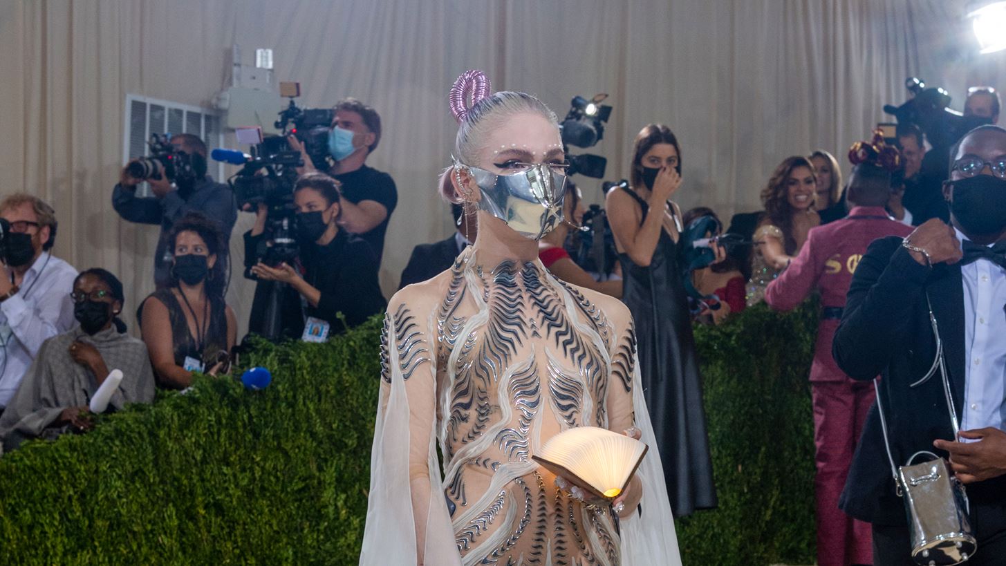Grimes | &#x394;&#x3B7;&#x3BC;&#x3BF;&#x3C0;&#x3C1;&#x3B1;&#x3C4;&#x3B5;&#x3AF; &#x3C4;&#x3B1; &#x3B1;&#x3BE;&#x3B5;&#x3C3;&#x3BF;&#x3C5;&#x3AC;&#x3C1; &#x3B1;&#x3C0;&#x3CC; &#x3C4;&#x3B7;&#x3BD; &#x3B5;&#x3BC;&#x3C6;&#x3AC;&#x3BD;&#x3B9;&#x3C3;&#x3AE; &#x3C4;&#x3B7;&#x3C2; &#x3C3;&#x3C4;&#x3BF; Met Gala &#x3B3;&#x3B9;&#x3B1; &#x3BD;&#x3B1; &#x3B2;&#x3BF;&#x3B7;&#x3B8;&#x3AE;&#x3C3;&#x3B5;&#x3B9; &#x3BF;&#x3B9;&#x3BA;&#x3BF;&#x3B3;&#x3AD;&#x3BD;&#x3B5;&#x3B9;&#x3B5;&#x3C2; &#x3C4;&#x3B7;&#x3C2; &#x39F;&#x3C5;&#x3BA;&#x3C1;&#x3B1;&#x3BD;&#x3AF;&#x3B1;&#x3C2;