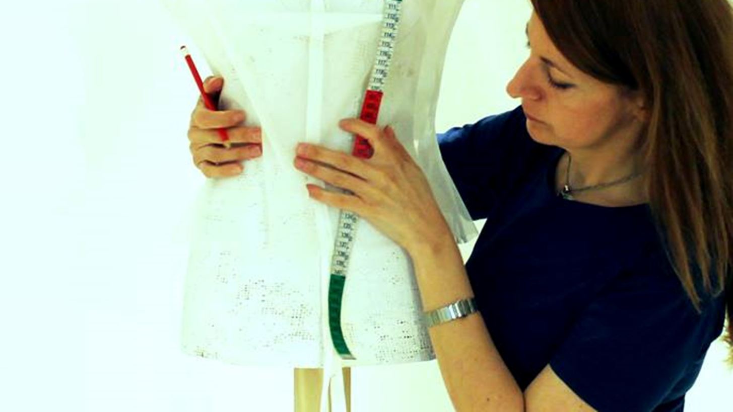 Fashion Rewind: &#x397; &#x3AD;&#x3BA;&#x3B8;&#x3B5;&#x3C3;&#x3B7; &#x3C4;&#x3B7;&#x3C2; &#x39C;&#x3B1;&#x3C1;&#x3AF;&#x3B1;&#x3C2; &#x394;&#x3B9;&#x3B1;&#x3BC;&#x3AC;&#x3BD;&#x3C4;&#x3B7; &#x3BC;&#x3B1;&#x3C2; &#x3B3;&#x3C5;&#x3C1;&#x3AF;&#x3B6;&#x3B5;&#x3B9; &quot;&#x3C0;&#x3AF;&#x3C3;&#x3C9; &#x3C3;&#x3C4;&#x3B7; &#x3BC;&#x3CC;&#x3B4;&#x3B1; &quot;