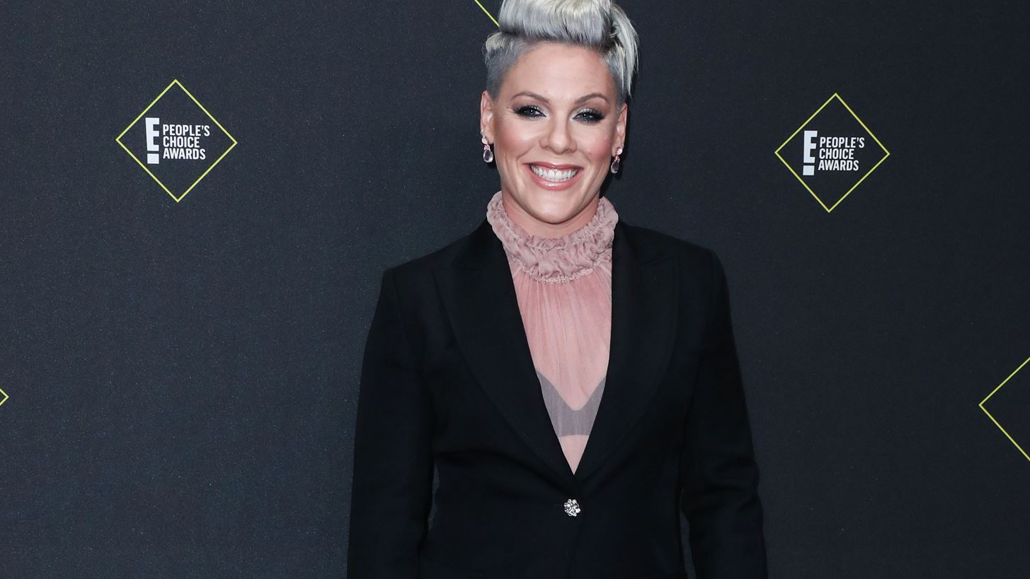 Billboard Music Awards | &#x39F; &#x3B5;&#x3BD;&#x3B1;&#x3AD;&#x3C1;&#x3B9;&#x3BF;&#x3C2; &#x3C7;&#x3BF;&#x3C1;&#x3CC;&#x3C2; &#x3C4;&#x3B7;&#x3C2; Pink &#x3BC;&#x3B5; &#x3C4;&#x3B7;&#x3BD; &#x3BA;&#x3CC;&#x3C1;&#x3B7; &#x3C4;&#x3B7;&#x3C2;