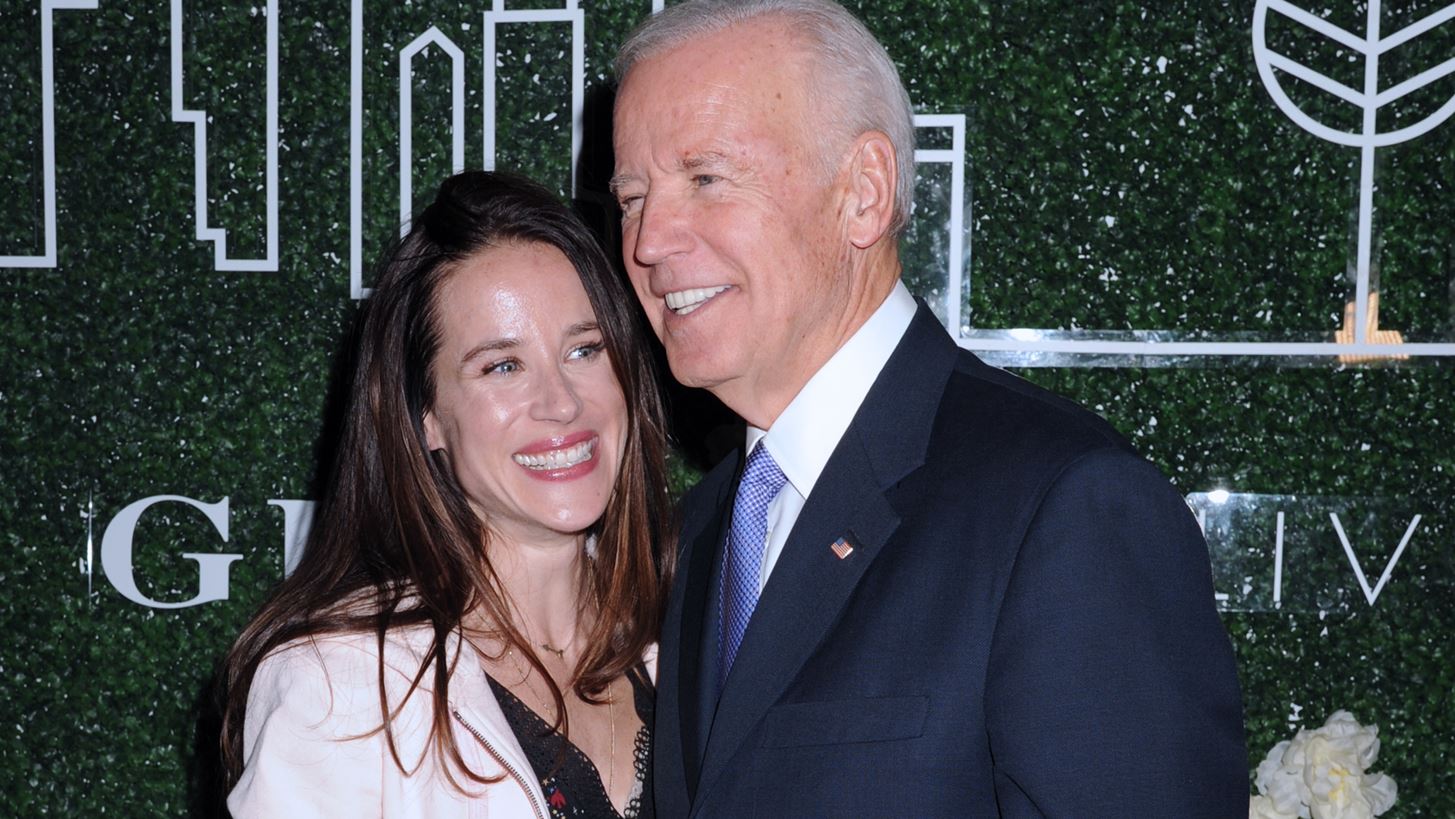 Ashley Biden | &#x397; &#x3BA;&#x3CC;&#x3C1;&#x3B7; &#x3C4;&#x3BF;&#x3C5; Joe Biden &#x3BB;&#x3B1;&#x3C4;&#x3C1;&#x3B5;&#x3CD;&#x3B5;&#x3B9; &#x3C4;&#x3B7; &#x3BC;&#x3CC;&#x3B4;&#x3B1; &#x3BA;&#x3B1;&#x3B9; &#x3AD;&#x3C7;&#x3B5;&#x3B9; &#x3AE;&#x3B4;&#x3B7; &#x3B3;&#x3AF;&#x3BD;&#x3B5;&#x3B9; viral &#x3B3;&#x3B9;&#x3B1; &#x3C4;&#x3BF;&#x3BD; &#x3C4;&#x3C1;&#x3CC;&#x3C0;&#x3BF; &#x3C0;&#x3BF;&#x3C5; &#x3C7;&#x3BF;&#x3C1;&#x3B5;&#x3CD;&#x3B5;&#x3B9;