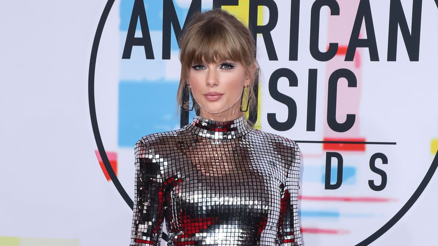 Taylor Swift | &#x397; &#x3C0;&#x3C1;&#x3CE;&#x3C4;&#x3B7; &#x3B3;&#x3C5;&#x3BD;&#x3B1;&#x3AF;&#x3BA;&#x3B1; &#x3BA;&#x3B1;&#x3BB;&#x3BB;&#x3B9;&#x3C4;&#x3AD;&#x3C7;&#x3BD;&#x3B7;&#x3C2; &#x3C0;&#x3BF;&#x3C5; &#x3B8;&#x3B1; &#x3BB;&#x3AC;&#x3B2;&#x3B5;&#x3B9; &#x3C4;&#x3BF; &#x3B2;&#x3C1;&#x3B1;&#x3B2;&#x3B5;&#x3AF;&#x3BF; &quot;Global Icon&quot; &#x3C3;&#x3C4;&#x3B1; Brit Awards