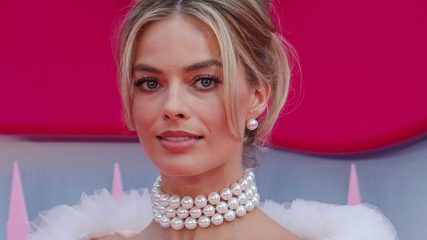 Margot Robbie | &#x3A4;&#x3B1; &#x3C3;&#x3CD;&#x3BD;&#x3BF;&#x3BB;&#x3B1; &#x3B1;&#x3C0;&#x3CC; &#x3C4;&#x3B7;&#x3BD; &#x3C0;&#x3B1;&#x3B3;&#x3BA;&#x3CC;&#x3C3;&#x3BC;&#x3B9;&#x3B1; &#x3C0;&#x3B5;&#x3C1;&#x3B9;&#x3BF;&#x3B4;&#x3B5;&#x3AF;&#x3B1; &#x3C4;&#x3B7;&#x3C2; Barbie &#x3C3;&#x3B5; &#x3BC;&#x3AF;&#x3B1; &#x3B5;&#x3BD;&#x3C4;&#x3C5;&#x3C0;&#x3C9;&#x3C3;&#x3B9;&#x3B1;&#x3BA;&#x3AE; &#x3AD;&#x3BA;&#x3B4;&#x3BF;&#x3C3;&#x3B7;