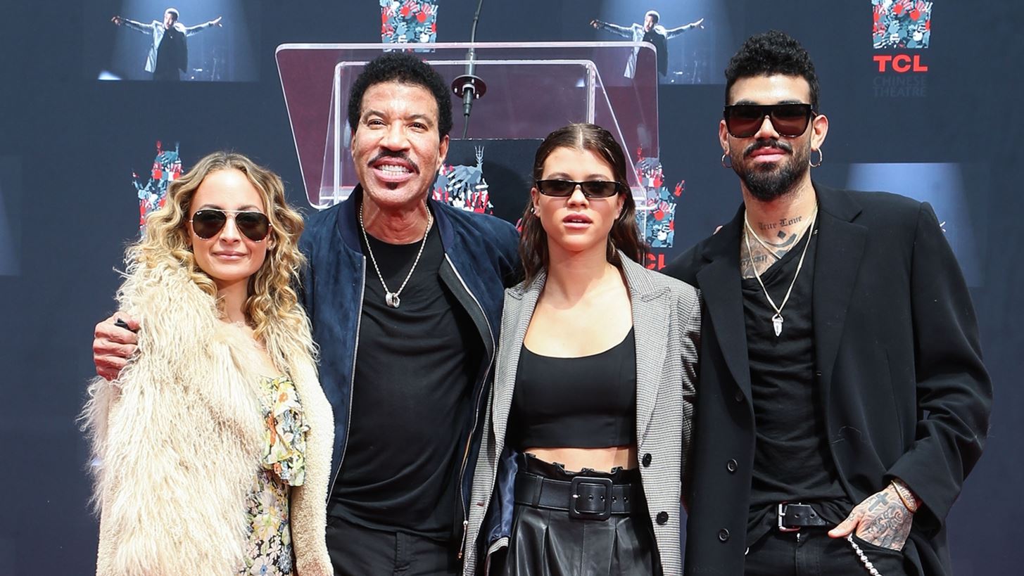 Sofia Richie | &#x393;&#x3B9;&#x3B1;&#x3C4;&#x3AF; &#x3BF; &#x3B1;&#x3B4;&#x3B5;&#x3C1;&#x3C6;&#x3CC;&#x3C2; &#x3C4;&#x3B7;&#x3C2; &#x3B4;&#x3B5;&#x3BD; &#x3C0;&#x3B1;&#x3C1;&#x3B5;&#x3C5;&#x3C1;&#x3AD;&#x3B8;&#x3B7;&#x3BA;&#x3B5; &#x3C3;&#x3C4;&#x3B7;&#x3BD; &#x3C4;&#x3B5;&#x3BB;&#x3B5;&#x3C4;&#x3AE; &#x3C4;&#x3BF;&#x3C5; &#x3B3;&#x3AC;&#x3BC;&#x3BF;&#x3C5; &#x3C4;&#x3B7;&#x3C2; &#x3C3;&#x3C4;&#x3B7; &#x39D;&#x3CC;&#x3C4;&#x3B9;&#x3B1; &#x393;&#x3B1;&#x3BB;&#x3BB;&#x3AF;&#x3B1;