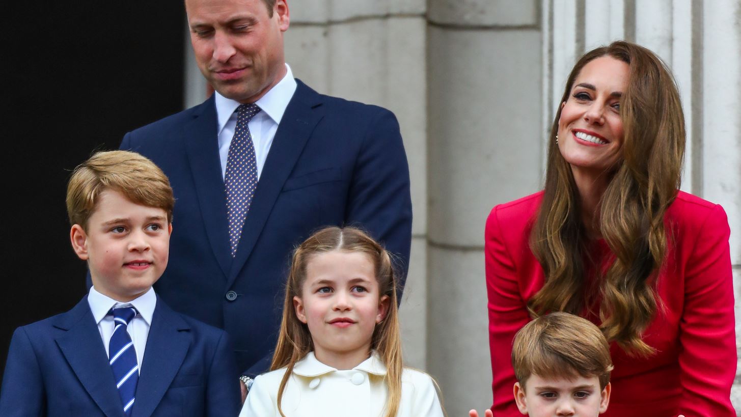 &#x397; Kate Middleton &#x3C4;&#x3B1;&#x3BE;&#x3AF;&#x3B4;&#x3B5;&#x3C8;&#x3B5; &#x3BC;&#x3B5; &#x3C4;&#x3B1; &#x3C0;&#x3B1;&#x3B9;&#x3B4;&#x3B9;&#x3AC; &#x3C4;&#x3B7;&#x3C2; &#x3C3;&#x3C4;&#x3B7; &#x3A3;&#x3BA;&#x3C9;&#x3C4;&#x3AF;&#x3B1; &#x3C3;&#x3B5; &#x3BF;&#x3B9;&#x3BA;&#x3BF;&#x3BD;&#x3BF;&#x3BC;&#x3B9;&#x3BA;&#x3AE; &#x3B8;&#x3AD;&#x3C3;&#x3B7; (&#x3B2;&#x3AF;&#x3BD;&#x3C4;&#x3B5;&#x3BF;)