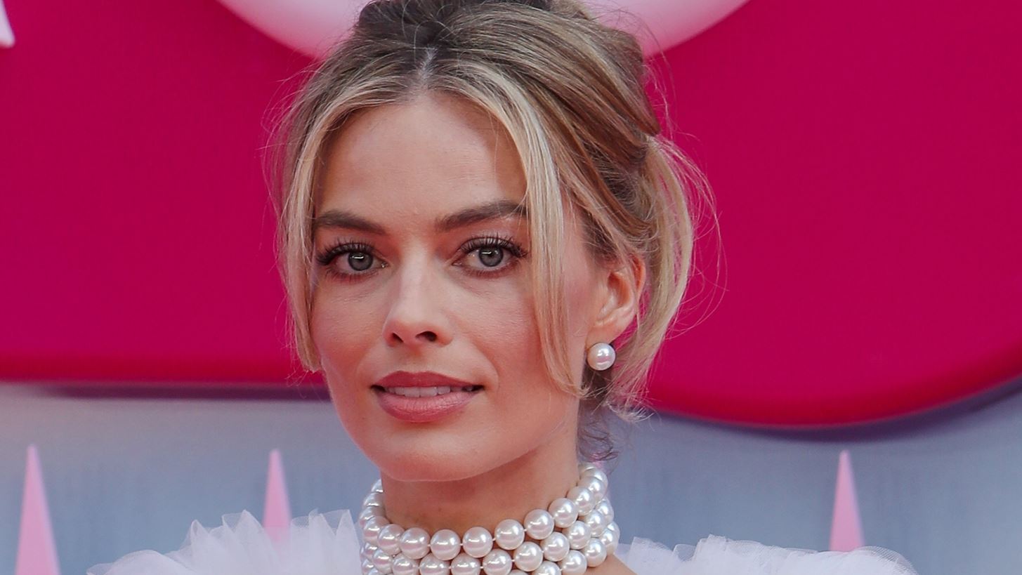 Margot Robbie | &#x39F; &#x3C4;&#x3C1;&#x3CC;&#x3C0;&#x3BF;&#x3C2; &#x3C0;&#x3BF;&#x3C5; &quot;&#x3AD;&#x3C3;&#x3C9;&#x3C3;&#x3B5;&quot; &#x3BF;&#x3B9;&#x3BA;&#x3BF;&#x3BD;&#x3BF;&#x3BC;&#x3B9;&#x3BA;&#x3AC; &#x3C4;&#x3B7;&#x3BD; &#x3BC;&#x3B7;&#x3C4;&#x3AD;&#x3C1;&#x3B1; &#x3C4;&#x3B7;&#x3C2; &#x3BC;&#x3B5; &#x3C4;&#x3B7;&#x3BD; &#x3C0;&#x3C1;&#x3CE;&#x3C4;&#x3B7; &#x3C4;&#x3B7;&#x3C2; &#x3B4;&#x3BF;&#x3C5;&#x3BB;&#x3B5;&#x3B9;&#x3AC;