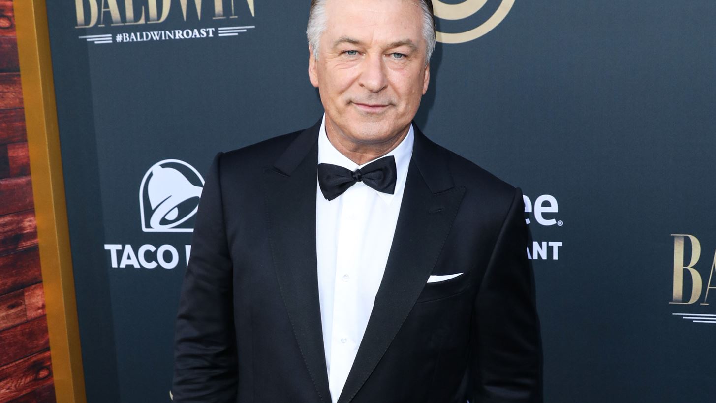 Alec Baldwin | &#x397; &#x3BF;&#x3B9;&#x3BA;&#x3BF;&#x3B3;&#x3AD;&#x3BD;&#x3B5;&#x3B9;&#x3B1; &#x3C4;&#x3B7;&#x3C2; Halyna Hutchins &#x3C4;&#x3BF;&#x3C5; &#x3AD;&#x3BA;&#x3B1;&#x3BD;&#x3B5; &#x3BC;&#x3AE;&#x3BD;&#x3C5;&#x3C3;&#x3B7; &#x3B3;&#x3B9;&#x3B1; &#x3C4;&#x3BF;&#x3BD; &#x3B8;&#x3AC;&#x3BD;&#x3B1;&#x3C4;&#x3CC; &#x3C4;&#x3B7;&#x3C2;