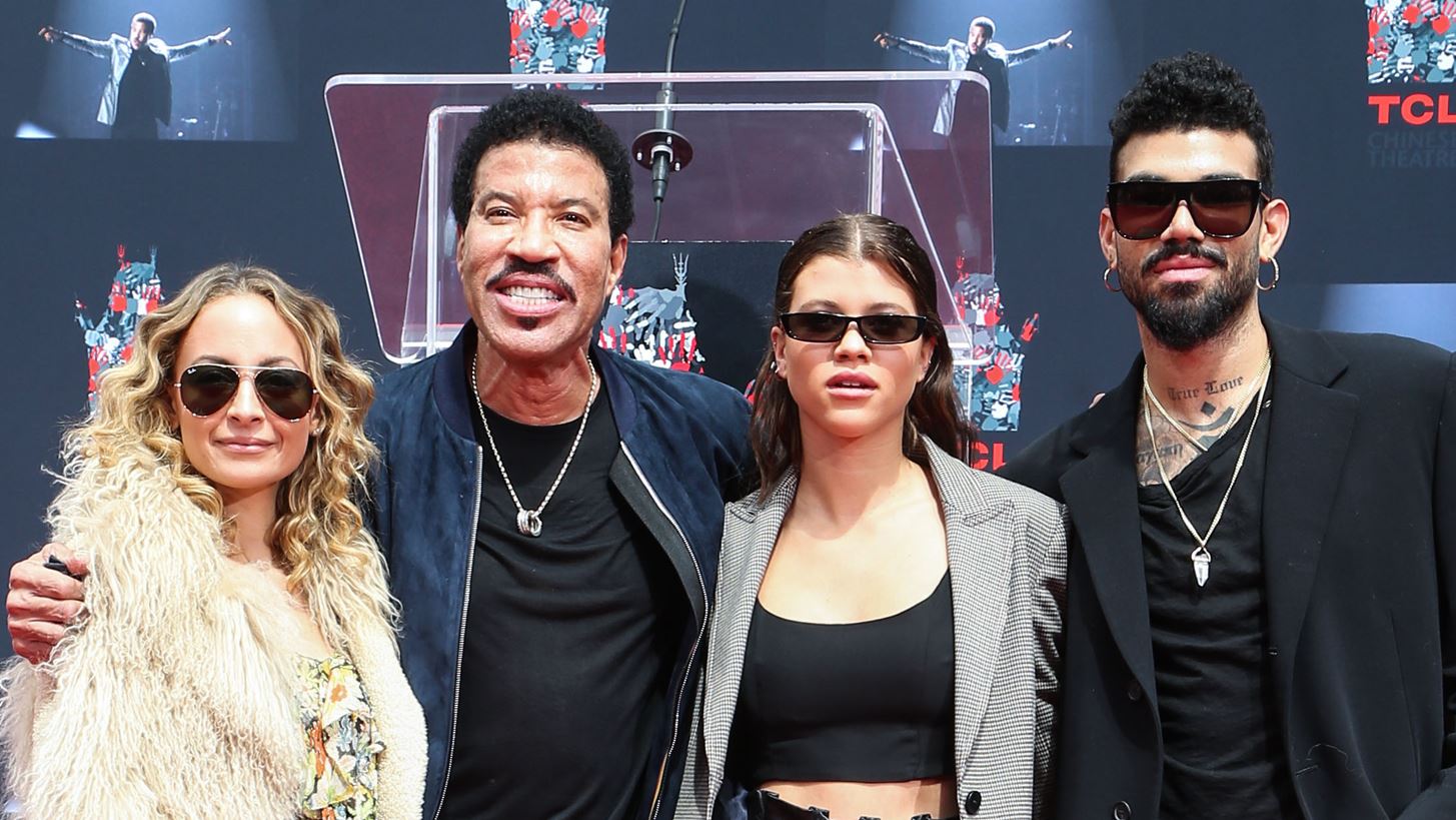 Nicole &amp; Sofia Richie | &#x392;&#x3C1;&#x3AF;&#x3C3;&#x3BA;&#x3BF;&#x3BD;&#x3C4;&#x3B1;&#x3B9; &#x3B3;&#x3B9;&#x3B1; &#x3B4;&#x3B9;&#x3B1;&#x3BA;&#x3BF;&#x3C0;&#x3AD;&#x3C2; &#x3C3;&#x3C4;&#x3B7;&#x3BD; &#x395;&#x3BB;&#x3BB;&#x3AC;&#x3B4;&#x3B1;