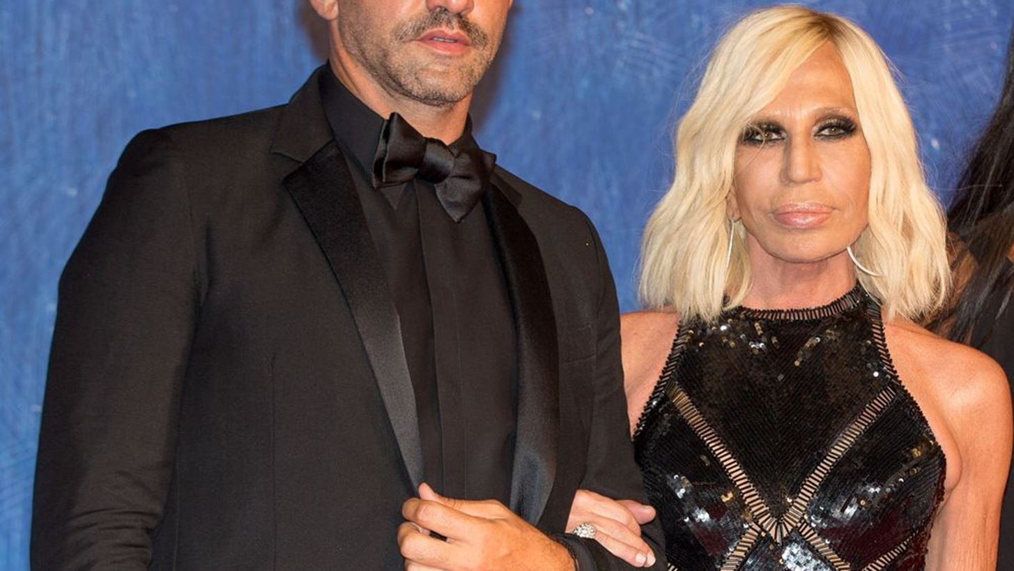 &#x39F; Riccardo Tisci &quot;&#x3BC;&#x3B5;&#x3C4;&#x3B1;&#x3BA;&#x3BF;&#x3BC;&#x3AF;&#x3B6;&#x3B5;&#x3B9;&quot; &#x3C3;&#x3C4;&#x3BF;&#x3BD; &#x3BF;&#x3AF;&#x3BA;&#x3BF; Versace;