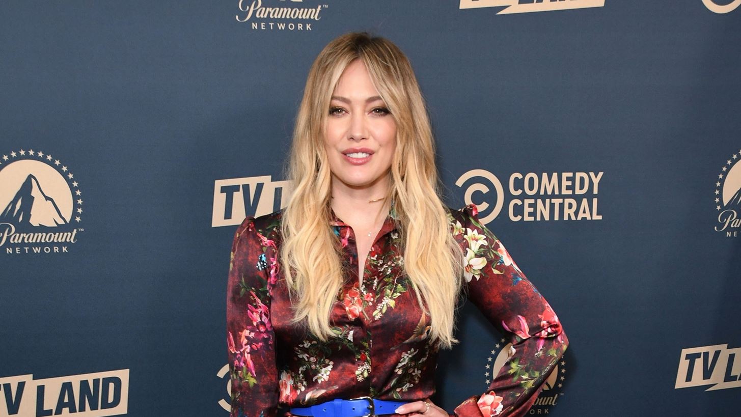 Hilary Duff | &#x391;&#x3C0;&#x3AD;&#x3C4;&#x3B9;&#x3BD;&#x3B5; &#x3C6;&#x3CC;&#x3C1;&#x3BF; &#x3C4;&#x3B9;&#x3BC;&#x3AE;&#x3C2; &#x3C3;&#x3C4;&#x3BF;&#x3BD; &quot;&#x3B5;&#x3C6;&#x3B7;&#x3B2;&#x3B9;&#x3BA;&#x3CC;&quot; &#x3AD;&#x3C1;&#x3C9;&#x3C4;&#x3B1; &#x3BA;&#x3B1;&#x3B9; &#x3C0;&#x3C1;&#x3CE;&#x3B7;&#x3BD; &#x3C3;&#x3CD;&#x3BD;&#x3C4;&#x3C1;&#x3BF;&#x3C6;&#x3CC; &#x3C4;&#x3B7;&#x3C2; Aaron Carter &#x3BC;&#x3B5;&#x3C4;&#x3AC; &#x3C4;&#x3B7;&#x3BD; &#x3B5;&#x3AF;&#x3B4;&#x3B7;&#x3C3;&#x3B7; &#x3C4;&#x3BF;&#x3C5; &#x3B8;&#x3B1;&#x3BD;&#x3AC;&#x3C4;&#x3BF;&#x3C5; &#x3C4;&#x3BF;&#x3C5;
