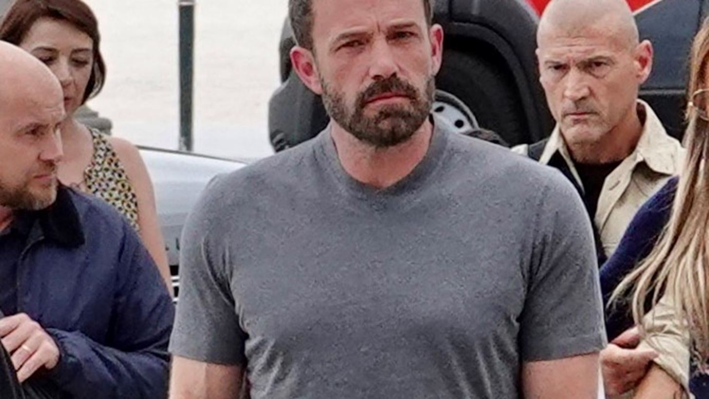 Ben Affleck | &#x397; &#x3C4;&#x3C1;&#x3C5;&#x3C6;&#x3B5;&#x3C1;&#x3AE; &#x3B1;&#x3B3;&#x3BA;&#x3B1;&#x3BB;&#x3B9;&#x3AC; &#x3BC;&#x3B5; &#x3C4;&#x3B7;&#x3BD; &#x3C0;&#x3C1;&#x3CE;&#x3B7;&#x3BD; &#x3C3;&#x3CD;&#x3B6;&#x3C5;&#x3B3;&#x3CC; &#x3C4;&#x3BF;&#x3C5;, Jennifer Garner, &#x3BC;&#x3AD;&#x3C3;&#x3B1; &#x3C3;&#x3C4;&#x3BF; &#x3B1;&#x3C5;&#x3C4;&#x3BF;&#x3BA;&#x3AF;&#x3BD;&#x3B7;&#x3C4;&#x3BF;