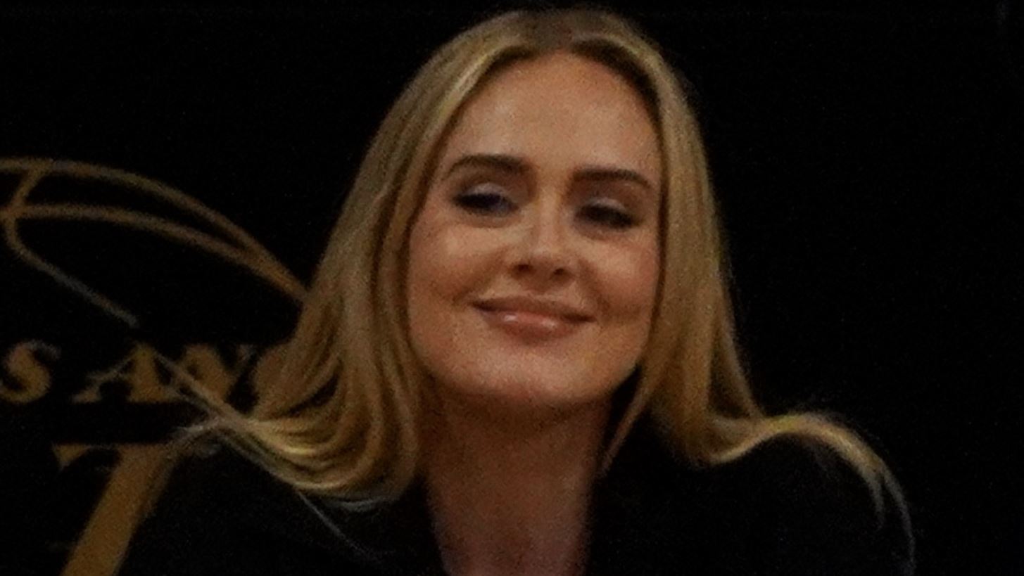 H Adele &#x3C0;&#x3BF;&#x3B6;&#x3AC;&#x3C1;&#x3B5;&#x3B9; &#x3BC;&#x3B5; &#x3C4;&#x3BF; &#x3B5;&#x3BD;&#x3C4;&#x3C5;&#x3C0;&#x3C9;&#x3C3;&#x3B9;&#x3B1;&#x3BA;&#x3CC; &#x3BC;&#x3BF;&#x3BD;&#x3CC;&#x3C0;&#x3B5;&#x3C4;&#x3C1;&#x3CC; &#x3C4;&#x3B7;&#x3C2;