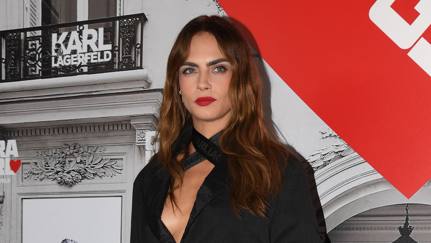 &#x397; &#x3BD;&#x3AD;&#x3B1; glam &#x3B5;&#x3BC;&#x3C6;&#x3AC;&#x3BD;&#x3B9;&#x3C3;&#x3B7; &#x3C4;&#x3B7;&#x3C2; Cara Delevingne &#x3CD;&#x3C3;&#x3C4;&#x3B5;&#x3C1;&#x3B1; &#x3B1;&#x3C0;&#x3CC; &#x3C4;&#x3B9;&#x3C2; &#x3B1;&#x3BD;&#x3B7;&#x3C3;&#x3C5;&#x3C7;&#x3B7;&#x3C4;&#x3B9;&#x3BA;&#x3AD;&#x3C2; &#x3C6;&#x3C9;&#x3C4;&#x3BF;&#x3B3;&#x3C1;&#x3B1;&#x3C6;&#x3AF;&#x3B5;&#x3C2; &#x3C3;&#x3C4;&#x3BF; &#x3B1;&#x3B5;&#x3C1;&#x3BF;&#x3B4;&#x3C1;&#x3CC;&#x3BC;&#x3B9;&#x3BF;