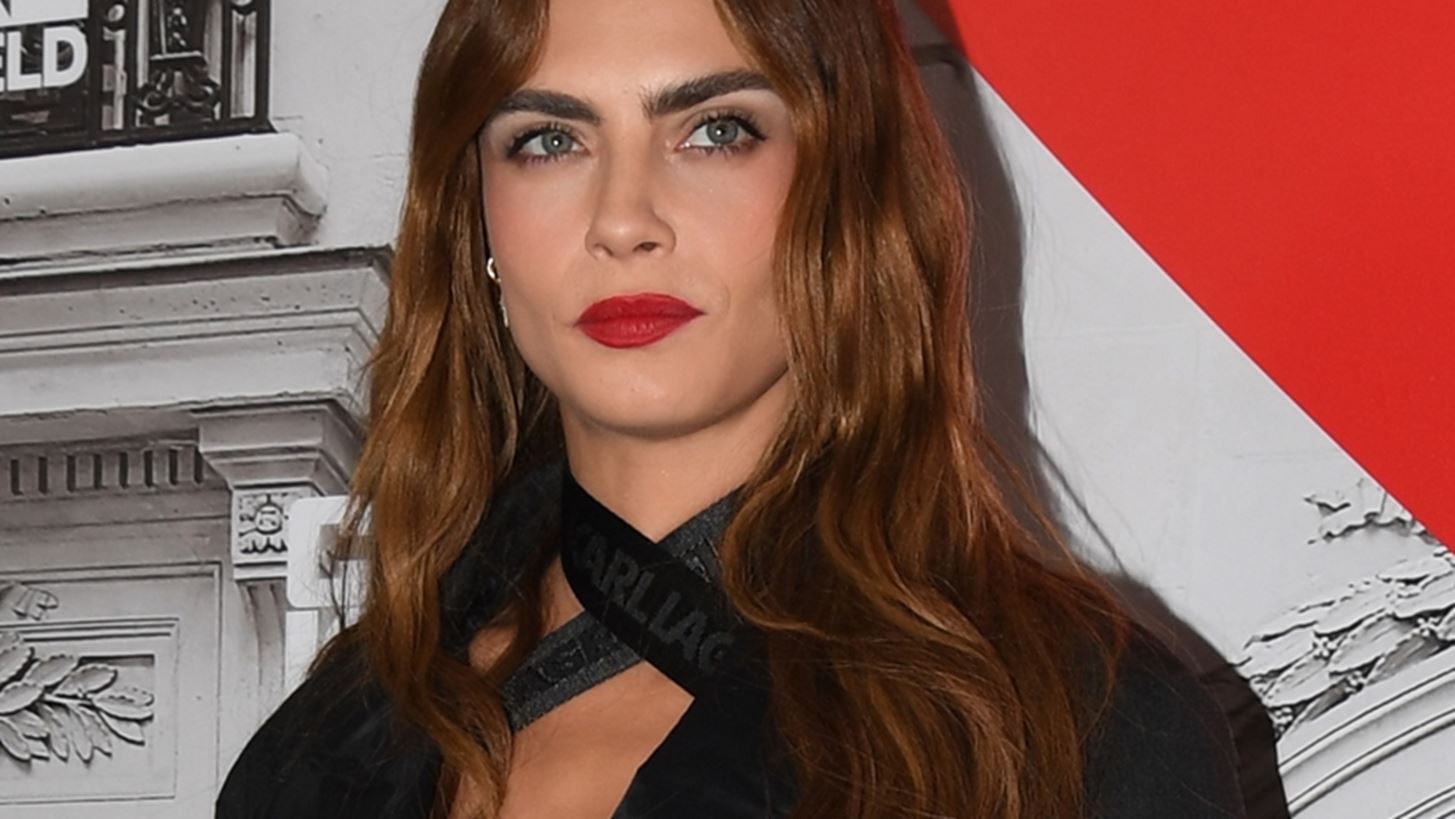 Cara Delevingne | H &#x3B5;&#x3BC;&#x3C6;&#x3AC;&#x3BD;&#x3B9;&#x3C3;&#x3AE; &#x3C4;&#x3B7;&#x3C2; &#x3C3;&#x3C4;&#x3BF; Super Bowl &#x3BC;&#x3B5; &#x3A4;-shirt &#x3B1;&#x3C6;&#x3B9;&#x3B5;&#x3C1;&#x3C9;&#x3BC;&#x3AD;&#x3BD;&#x3BF; &#x3C3;&#x3C4;&#x3B7;&#x3BD; &#x3B5;&#x3B3;&#x3BA;&#x3C5;&#x3BC;&#x3BF;&#x3BD;&#x3BF;&#x3CD;&#x3C3;&#x3B1; Rihanna