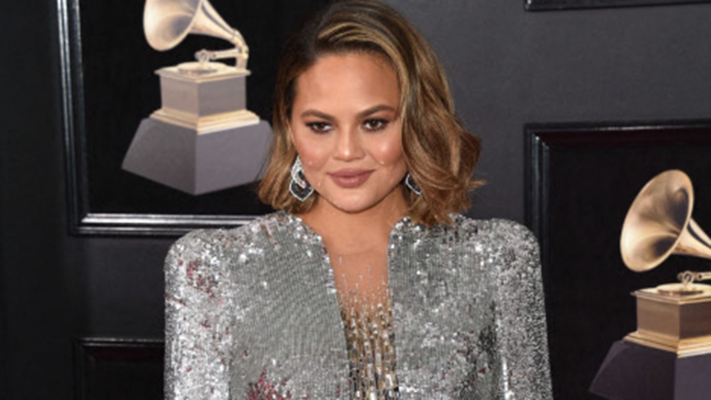 H Chrissy Teigen &#x3B1;&#x3C0;&#x3BF;&#x3BA;&#x3AC;&#x3BB;&#x3C5;&#x3C8;&#x3B5; (&#x3BA;&#x3B1;&#x3C4;&#x3AC; &#x3BB;&#x3AC;&#x3B8;&#x3BF;&#x3C2;) &#x3C4;&#x3BF; &#x3C6;&#x3CD;&#x3BB;&#x3BF; &#x3C4;&#x3BF;&#x3C5; &#x3BC;&#x3C9;&#x3C1;&#x3BF;&#x3CD; &#x3C4;&#x3B7;&#x3C2;