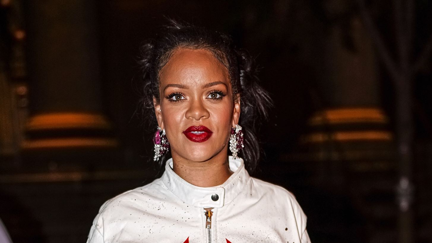 Rihanna | &#x388;&#x3B3;&#x3B9;&#x3BD;&#x3B5; &#x3BC;&#x3B7;&#x3C4;&#x3AD;&#x3C1;&#x3B1; &#x3B3;&#x3B9;&#x3B1; &#x3B4;&#x3B5;&#x3CD;&#x3C4;&#x3B5;&#x3C1;&#x3B7; &#x3C6;&#x3BF;&#x3C1;&#x3AC;