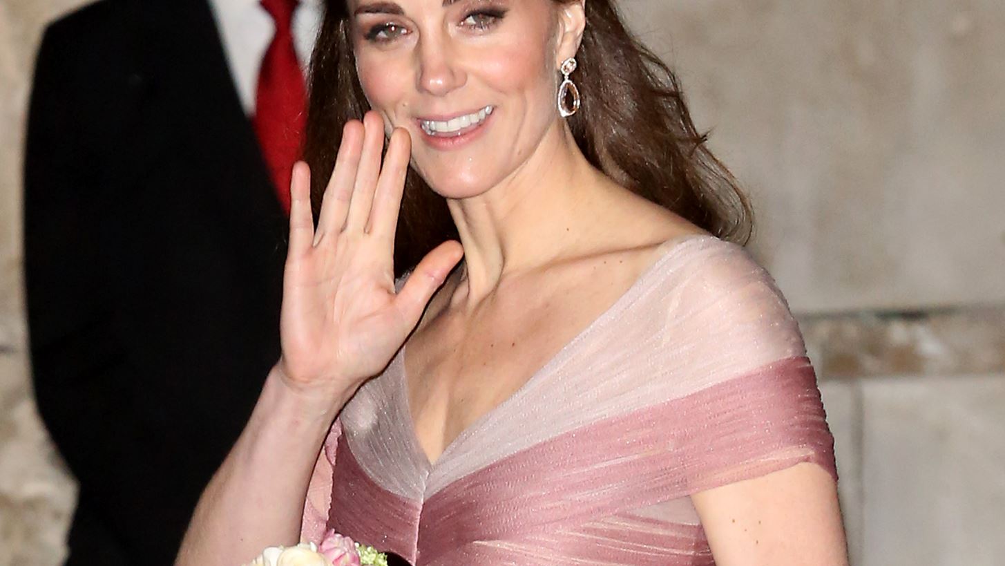 &#x397; Kate Middleton &#x3AD;&#x3BA;&#x3B1;&#x3BD;&#x3B5; &#x3BC;&#x3AF;&#x3B1; &#x3C0;&#x3C1;&#x3B9;&#x3B3;&#x3BA;&#x3B9;&#x3C0;&#x3B9;&#x3BA;&#x3AE; &#x3B5;&#x3BC;&#x3C6;&#x3AC;&#x3BD;&#x3B9;&#x3C3;&#x3B7; &#x3BC;&#x3B5; Alexander McQueen