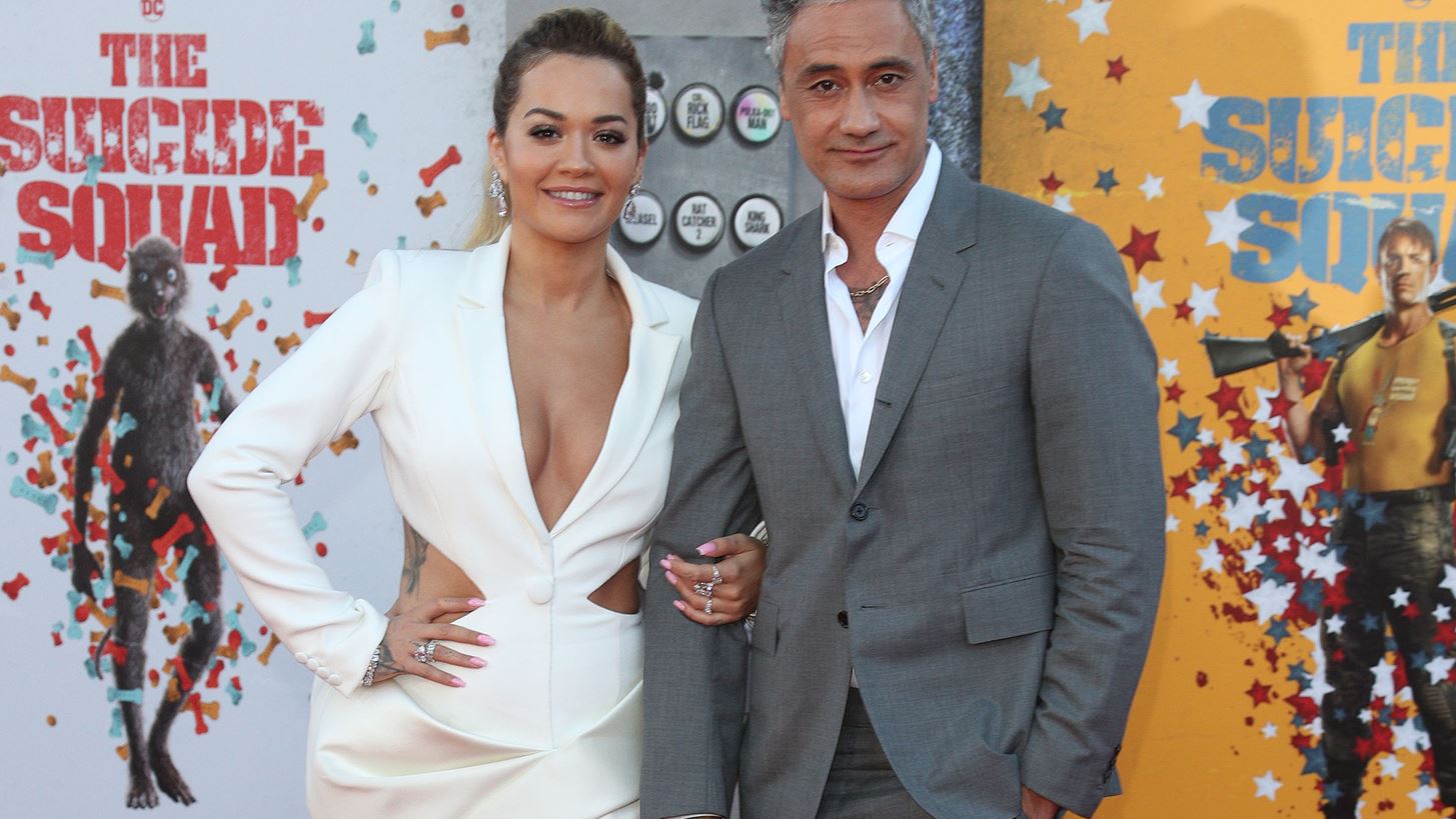 Rita Ora | &#x3A7;&#x3C1;&#x3B5;&#x3B9;&#x3AC;&#x3C3;&#x3C4;&#x3B7;&#x3BA;&#x3B5; &#x3BC;&#x3CC;&#x3BB;&#x3B9;&#x3C2; &#x3C4;&#x3C1;&#x3B5;&#x3B9;&#x3C2; &#x3B7;&#x3BC;&#x3AD;&#x3C1;&#x3B5;&#x3C2; &#x3B3;&#x3B9;&#x3B1; &#x3BD;&#x3B1; &#x3BF;&#x3C1;&#x3B3;&#x3B1;&#x3BD;&#x3CE;&#x3C3;&#x3B5;&#x3B9; &#x3C4;&#x3BF;&#x3BD; &#x3B3;&#x3AC;&#x3BC;&#x3BF; &#x3C4;&#x3B7;&#x3C2; &#x3BC;&#x3B5; &#x3C4;&#x3BF;&#x3BD; Taika Waititi