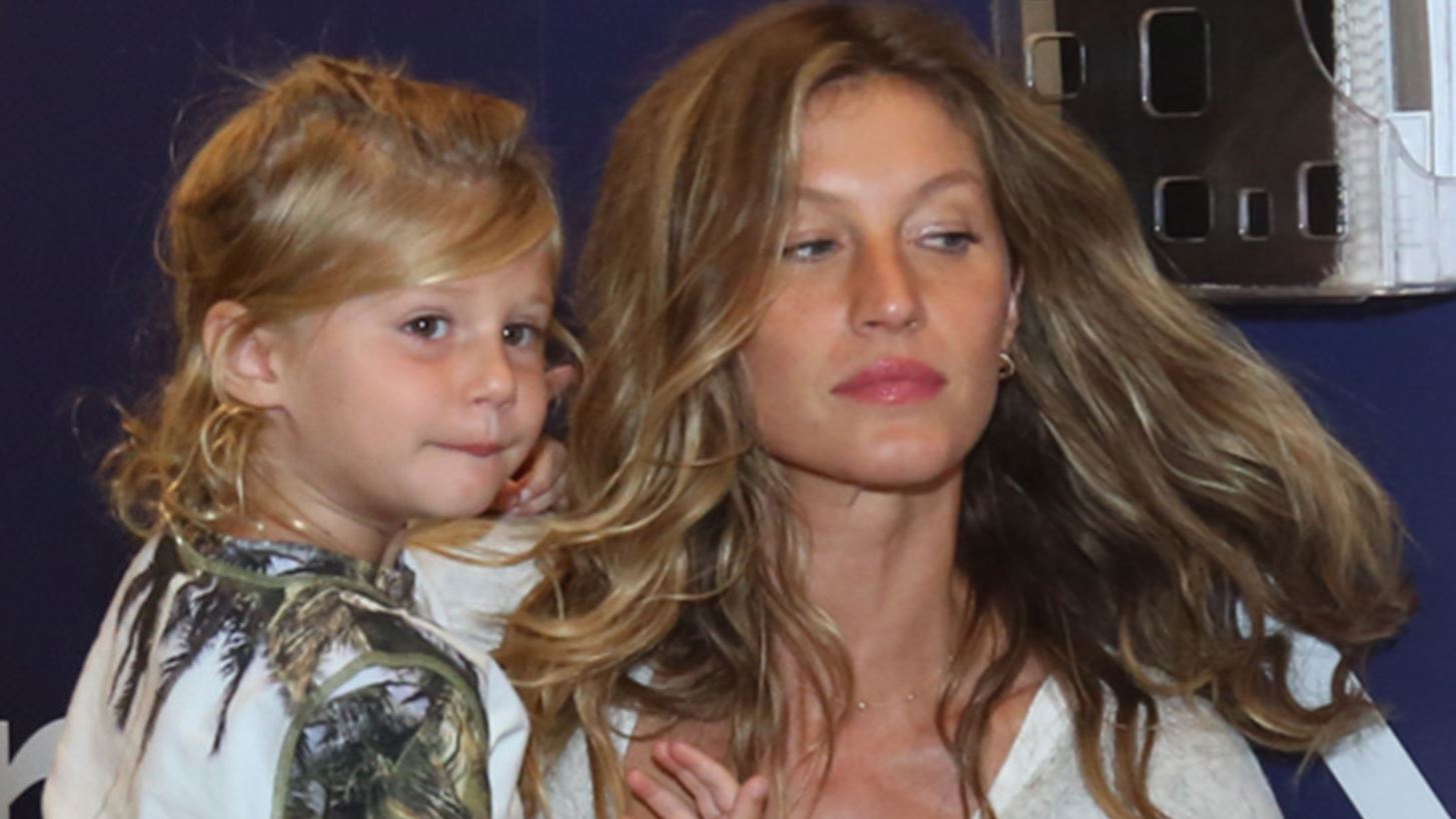 Gisele B&#xFC;ndchen | &#x397; &#x3C6;&#x3C9;&#x3C4;&#x3BF;&#x3B3;&#x3C1;&#x3B1;&#x3C6;&#x3AF;&#x3B1; &#x3C0;&#x3BF;&#x3C5; &#x3B5;&#x3C0;&#x3B9;&#x3B2;&#x3B5;&#x3B2;&#x3B1;&#x3B9;&#x3CE;&#x3BD;&#x3B5;&#x3B9; &#x3C4;&#x3B7;&#x3BD; &#x3BA;&#x3B1;&#x3C4;&#x3B1;&#x3C0;&#x3BB;&#x3B7;&#x3BA;&#x3C4;&#x3B9;&#x3BA;&#x3AE; &#x3BF;&#x3BC;&#x3BF;&#x3B9;&#x3CC;&#x3C4;&#x3B7;&#x3C4;&#x3B1; &#x3BC;&#x3B5; &#x3C4;&#x3B7;&#x3BD; 9&#x3C7;&#x3C1;&#x3BF;&#x3BD;&#x3B7; &#x3BA;&#x3CC;&#x3C1;&#x3B7; &#x3C4;&#x3B7;&#x3C2;, Vivian