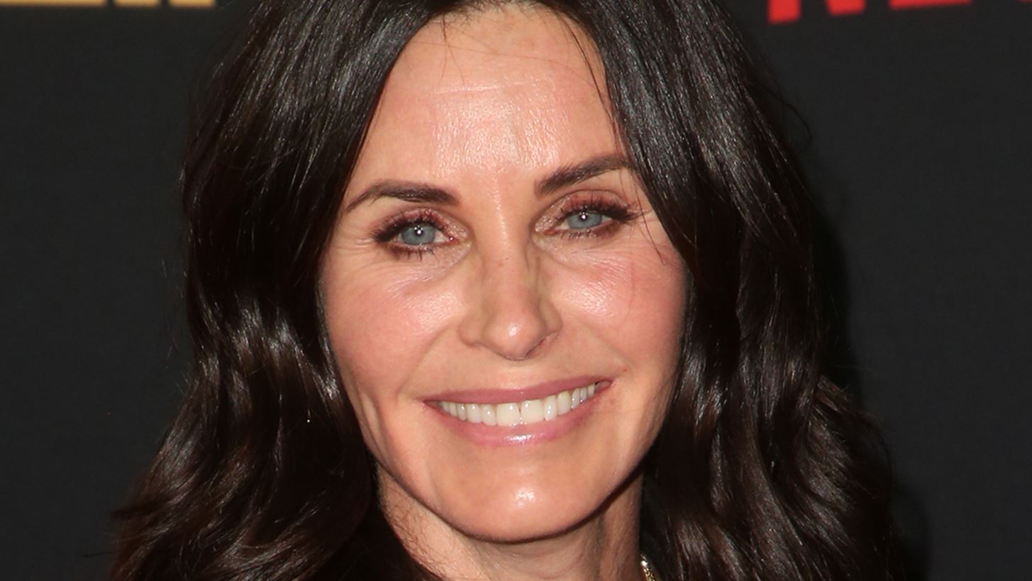 &#x397; Courteney Cox &#x3BA;&#x3AC;&#x3BD;&#x3B5;&#x3B9; &#x3C4;&#x3BF; &#x3C4;&#x3C1;&#x3B1;&#x3C0;&#x3AD;&#x3B6;&#x3B9; &#x3C3;&#x3B5; &#x3B4;&#x3B9;&#x3AC;&#x3C3;&#x3B7;&#x3BC;&#x3B7; &#x3C6;&#x3AF;&#x3BB;&#x3B7; &#x3C4;&#x3B7;&#x3C2; (&#x3BA;&#x3B1;&#x3B9; &#x3B4;&#x3B5;&#x3BD; &#x3B5;&#x3AF;&#x3BD;&#x3B1;&#x3B9; &#x3B1;&#x3C5;&#x3C4;&#x3AE; &#x3C0;&#x3BF;&#x3C5; &#x3BD;&#x3BF;&#x3BC;&#x3AF;&#x3B6;&#x3B5;&#x3C4;&#x3B5;)