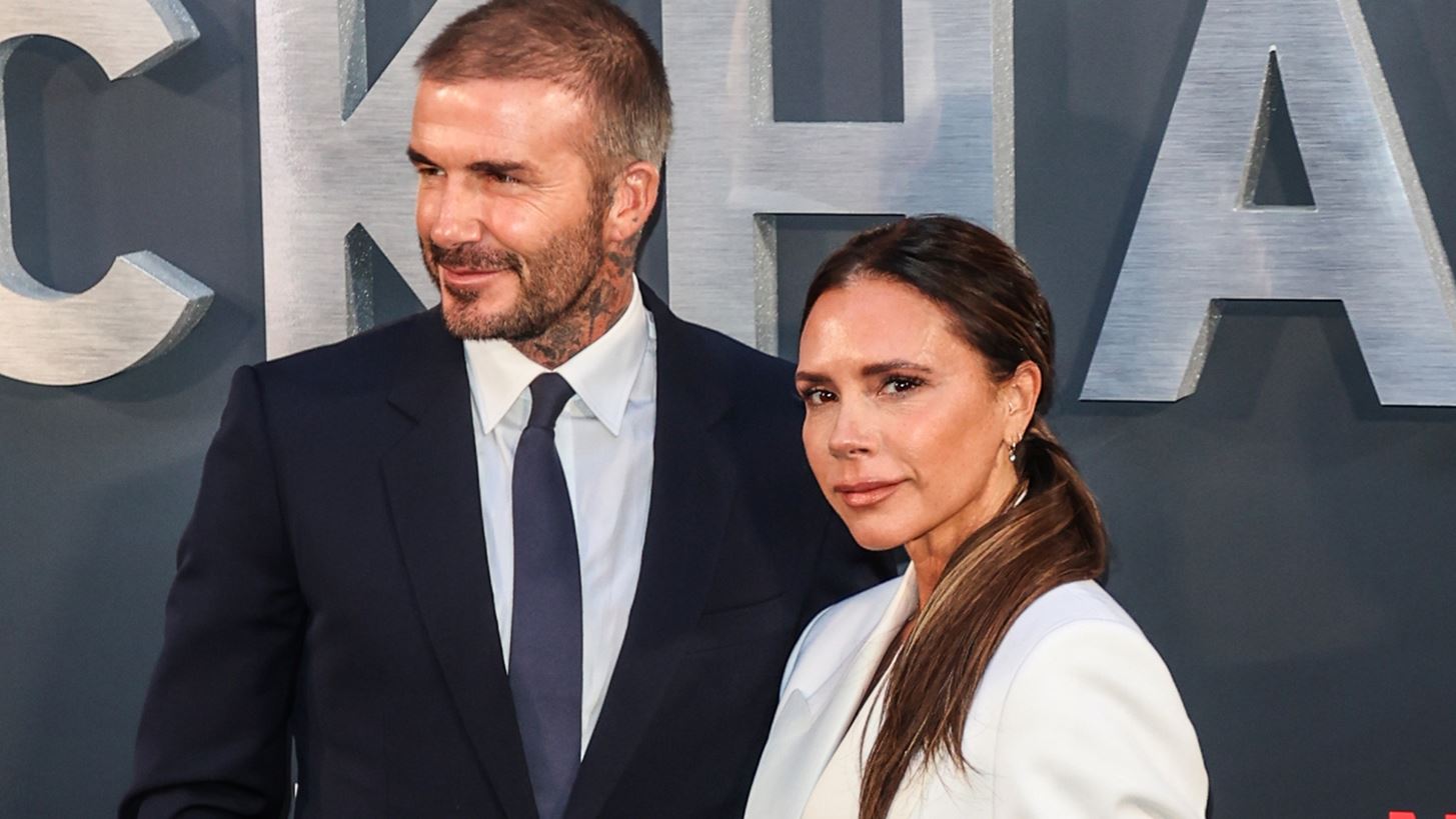 Victoria Beckham | &#x391;&#x3BD;&#x3AD;&#x3B2;&#x3B1;&#x3C3;&#x3B5; &#x3C6;&#x3C9;&#x3C4;&#x3BF;&#x3B3;&#x3C1;&#x3B1;&#x3C6;&#x3AF;&#x3B1; &#x3C4;&#x3BF;&#x3C5; David &#x3BC;&#x3B5; &#x3B5;&#x3C3;&#x3CE;&#x3C1;&#x3BF;&#x3C5;&#x3C7;&#x3BF; &#x3BA;&#x3B1;&#x3B9; &#x3B4;&#x3AD;&#x3C7;&#x3B5;&#x3C4;&#x3B1;&#x3B9; &#x3B5;&#x3C5;&#x3C7;&#x3B1;&#x3C1;&#x3B9;&#x3C3;&#x3C4;&#x3AE;&#x3C1;&#x3B9;&#x3B1; &#x3BC;&#x3B7;&#x3BD;&#x3CD;&#x3BC;&#x3B1;&#x3C4;&#x3B1; &#x3B1;&#x3C0;&#x3CC; &#x3B8;&#x3B1;&#x3C5;&#x3BC;&#x3AC;&#x3C3;&#x3C4;&#x3C1;&#x3B9;&#x3B5;&#x3C2;