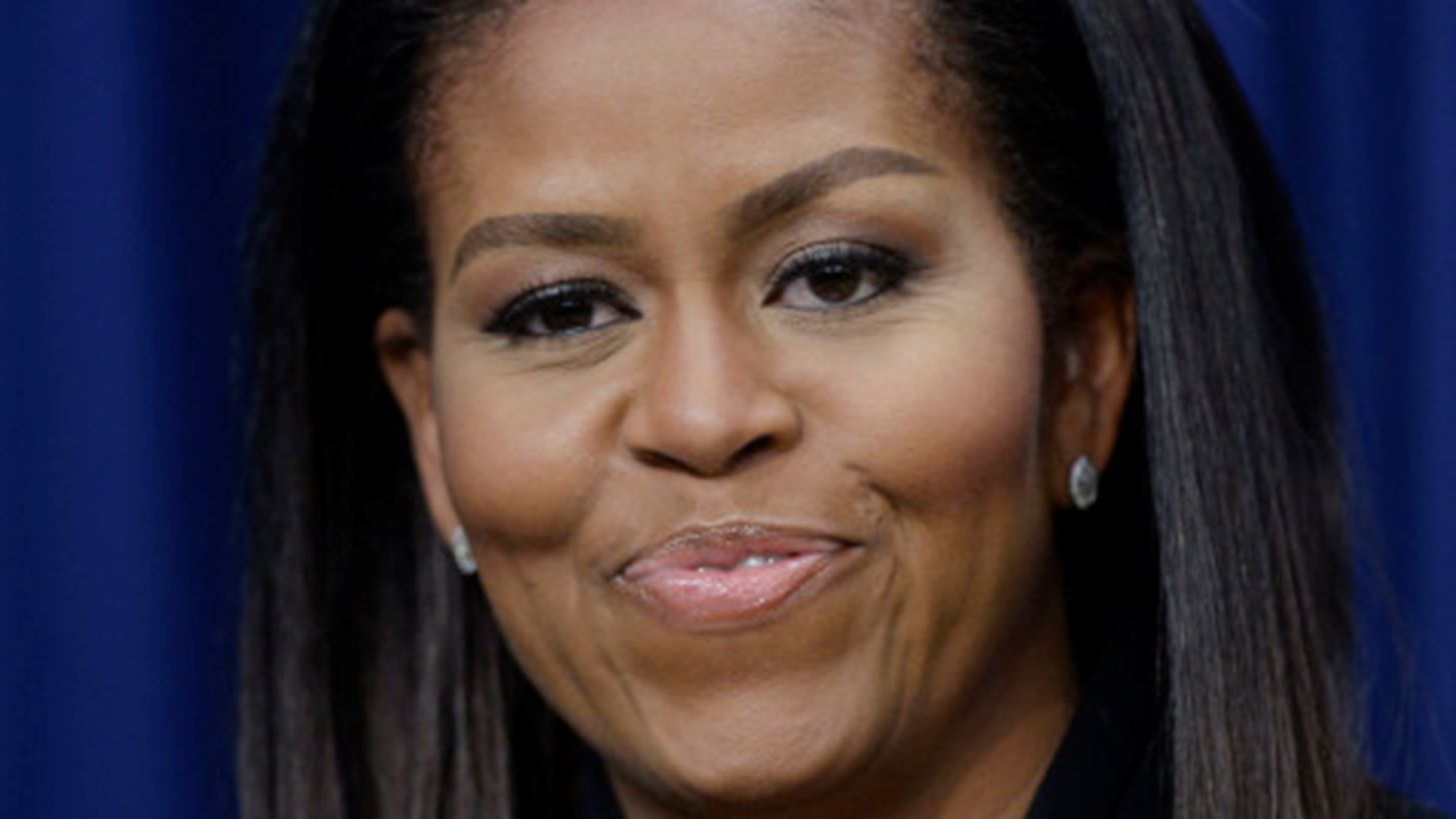 &#x397; Michelle Obama &#x3C6;&#x3BF;&#x3C1;&#x3AC; Givenchy &#x3BA;&#x3B1;&#x3B9; &#x3B1;&#x3C0;&#x3BF;&#x3B4;&#x3B5;&#x3B9;&#x3BA;&#x3BD;&#x3CD;&#x3B5;&#x3B9; &#x3CC;&#x3C4;&#x3B9; &#x3C0;&#x3B1;&#x3C1;&#x3B1;&#x3BC;&#x3AD;&#x3BD;&#x3B5;&#x3B9; stylish &#x3BA;&#x3B1;&#x3B9; &#x3BC;&#x3B5;&#x3C4;&#x3AC; &#x3C4;&#x3BF;&#x3BD; &#x39B;&#x3B5;&#x3C5;&#x3BA;&#x3CC; &#x39F;&#x3AF;&#x3BA;&#x3BF;
