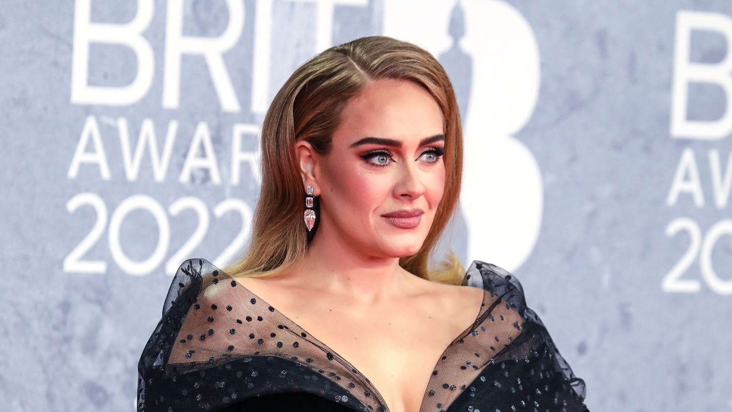 &#x397; Adele &#x3BE;&#x3B5;&#x3C3;&#x3C0;&#x3AC;&#x3B5;&#x3B9; &#x3C3;&#x3B5; &#x3B4;&#x3AC;&#x3BA;&#x3C1;&#x3C5;&#x3B1; &#x3B5;&#x3C0;&#x3AF; &#x3C3;&#x3BA;&#x3B7;&#x3BD;&#x3AE;&#x3C2; &#x3BC;&#x3B5; &#x3C4;&#x3B7; &#x3C3;&#x3C5;&#x3B3;&#x3BA;&#x3B9;&#x3BD;&#x3B7;&#x3C4;&#x3B9;&#x3BA;&#x3AE; &#x3B9;&#x3C3;&#x3C4;&#x3BF;&#x3C1;&#x3AF;&#x3B1; &#x3B5;&#x3BD;&#x3CC;&#x3C2; &#x3C6;&#x3B1;&#x3BD; &#x3C4;&#x3B7;&#x3C2; (&#x3B2;&#x3AF;&#x3BD;&#x3C4;&#x3B5;&#x3BF;)