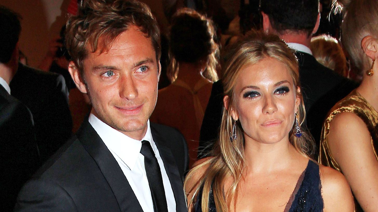 &#x397; Sienna Miller &#x3AD;&#x3C1;&#x3C7;&#x3B5;&#x3C4;&#x3B1;&#x3B9; &#x3B1;&#x3BD;&#x3C4;&#x3B9;&#x3BC;&#x3AD;&#x3C4;&#x3C9;&#x3C0;&#x3B7; &#x3BC;&#x3B5; &#x3C4;&#x3BF; &#x3C0;&#x3B1;&#x3C1;&#x3B5;&#x3BB;&#x3B8;&#x3CC;&#x3BD; &#x3C4;&#x3B7;&#x3C2; &#x3BA;&#x3B1;&#x3B9; &#x3C4;&#x3B7;&#x3BD; &#x3C0;&#x3B1;&#x3BB;&#x3B9;&#x3AC; &#x3B1;&#x3C0;&#x3B9;&#x3C3;&#x3C4;&#x3AF;&#x3B1; &#x3C4;&#x3BF;&#x3C5; Jude Law 17 &#x3C7;&#x3C1;&#x3CC;&#x3BD;&#x3B9;&#x3B1; &#x3BC;&#x3B5;&#x3C4;&#x3AC;