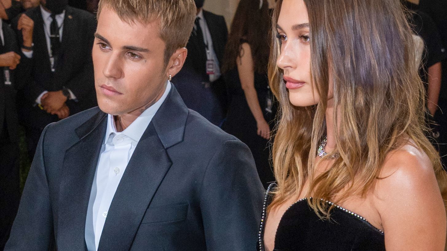 Hailey Bieber | &#x394;&#x3AF;&#x3BD;&#x3B5;&#x3B9; &#x3BE;&#x3B5;&#x3BA;&#x3AC;&#x3B8;&#x3B1;&#x3C1;&#x3B7; &#x3B1;&#x3C0;&#x3AC;&#x3BD;&#x3C4;&#x3B7;&#x3C3;&#x3B7; &#x3C3;&#x3C4;&#x3B9;&#x3C2; &#x3C6;&#x3AE;&#x3BC;&#x3B5;&#x3C2;- &#x395;&#x3AF;&#x3C7;&#x3B5; &quot;&#x3BA;&#x3BB;&#x3AD;&#x3C8;&#x3B5;&#x3B9;&quot; &#x3C4;&#x3BF;&#x3BD; Justin Bieber &#x3B1;&#x3C0;&#x3CC; &#x3C4;&#x3B7; Selena Gomez;