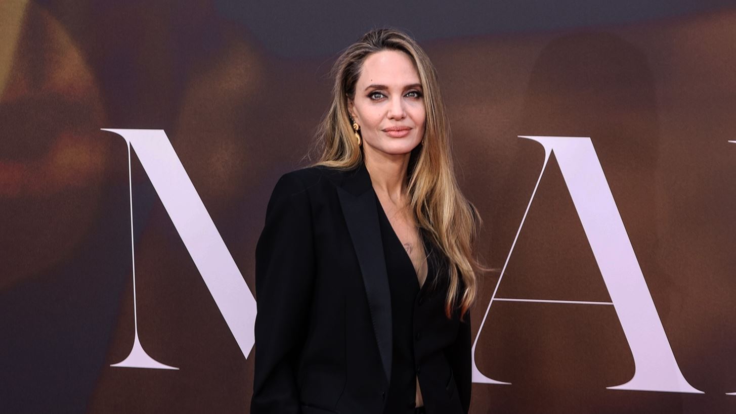 Angelina Jolie | &#x39F; &#x3C4;&#x3C1;&#x3CC;&#x3C0;&#x3BF;&#x3C2; &#x3C0;&#x3BF;&#x3C5; &#x3C0;&#x3C1;&#x3BF;&#x3C3;&#x3C0;&#x3B1;&#x3B8;&#x3B5;&#x3AF; &#x3BD;&#x3B1; &#x3C0;&#x3C1;&#x3BF;&#x3C3;&#x3C4;&#x3B1;&#x3C4;&#x3B5;&#x3CD;&#x3C3;&#x3B5;&#x3B9; &#x3C4;&#x3B7;&#x3BD; &#x3C0;&#x3C1;&#x3CE;&#x3C4;&#x3B7; &#x3C4;&#x3B7;&#x3C2; (&#x3BC;&#x3B5;&#x3B3;&#x3AC;&#x3BB;&#x3B7;) &#x3C3;&#x3C7;&#x3AD;&#x3C3;&#x3B7; &#x3BC;&#x3B5;&#x3C4;&#x3AC; &#x3C4;&#x3BF;&#x3BD; Brad Pitt