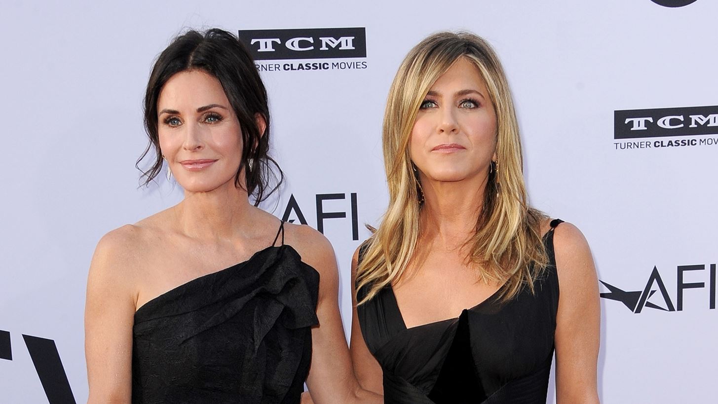 &#x397; Courteney Cox &#x3AD;&#x3B3;&#x3B9;&#x3BD;&#x3B5; 60 &#x3B5;&#x3C4;&#x3CE;&#x3BD; &#x3BA;&#x3B1;&#x3B9; &#x3B7; Jennifer Aniston &#x3C4;&#x3B7;&#x3C2; &#x3B5;&#x3C5;&#x3C7;&#x3AE;&#x3B8;&#x3B7;&#x3BA;&#x3B5; &#x3B4;&#x3B7;&#x3BC;&#x3CC;&#x3C3;&#x3B9;&#x3B1;